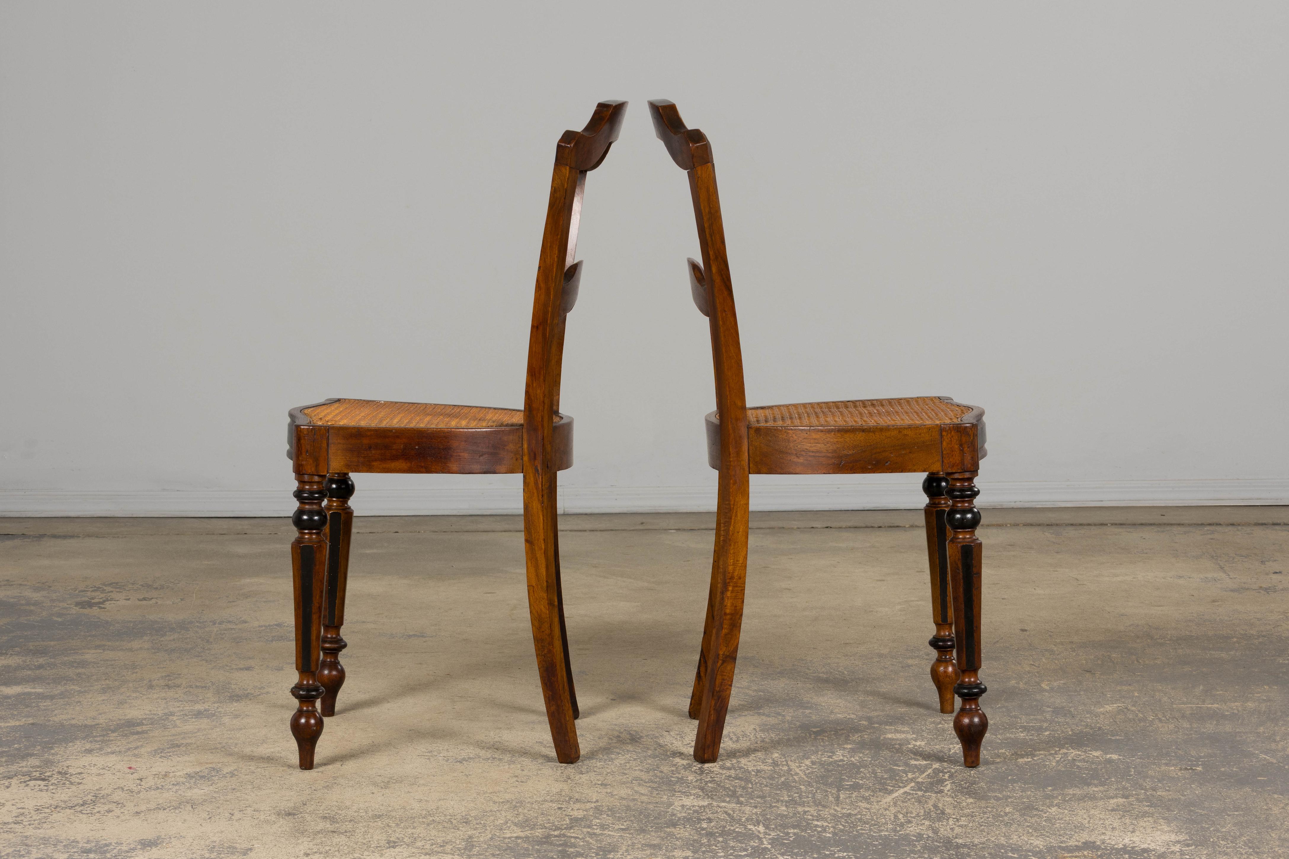 Paire de chaises d'appoint en noyer Napoléon III du 19e siècle avec sièges en cannage en vente 8