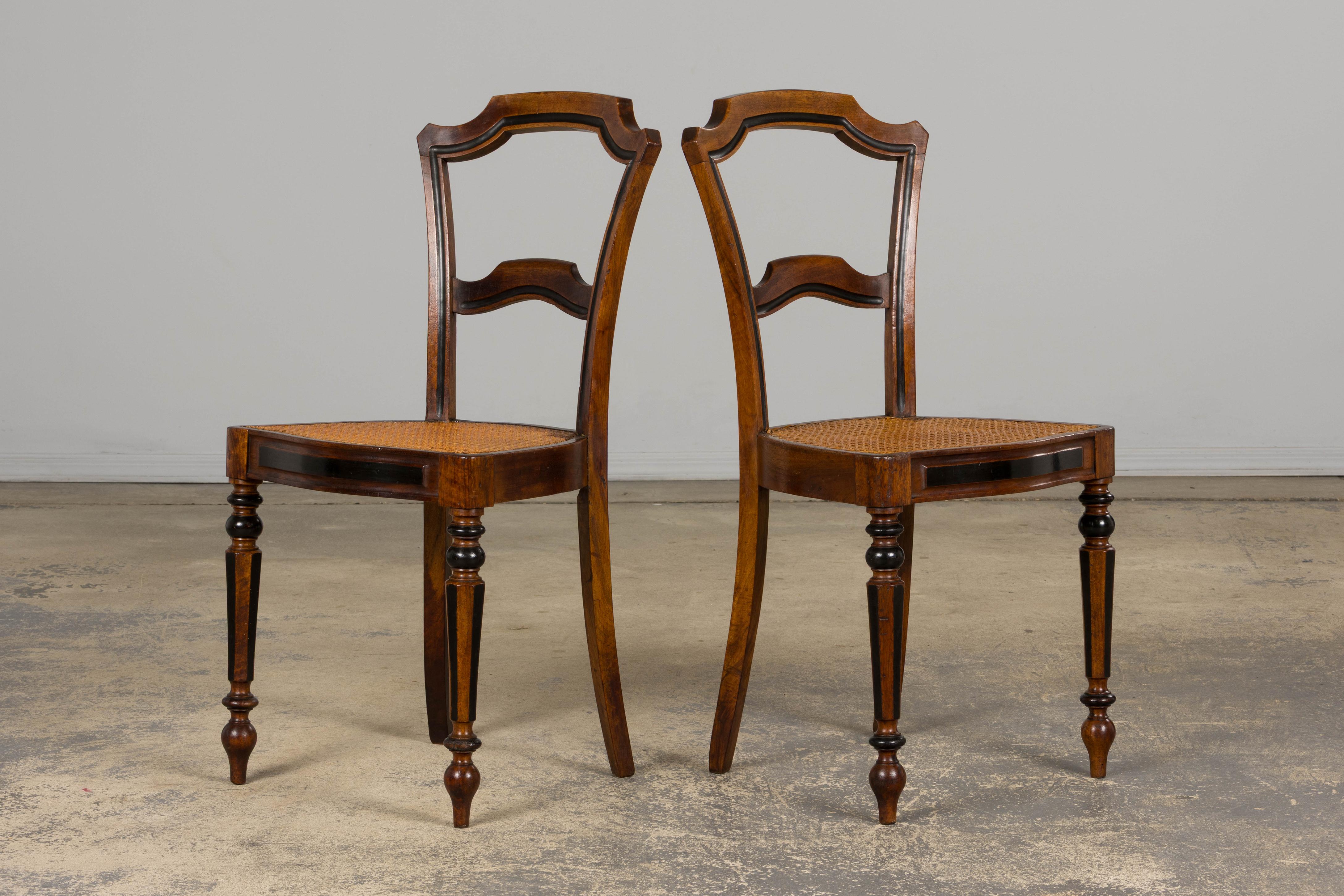 Paire de chaises d'appoint en noyer Napoléon III du 19e siècle avec sièges en cannage en vente 9