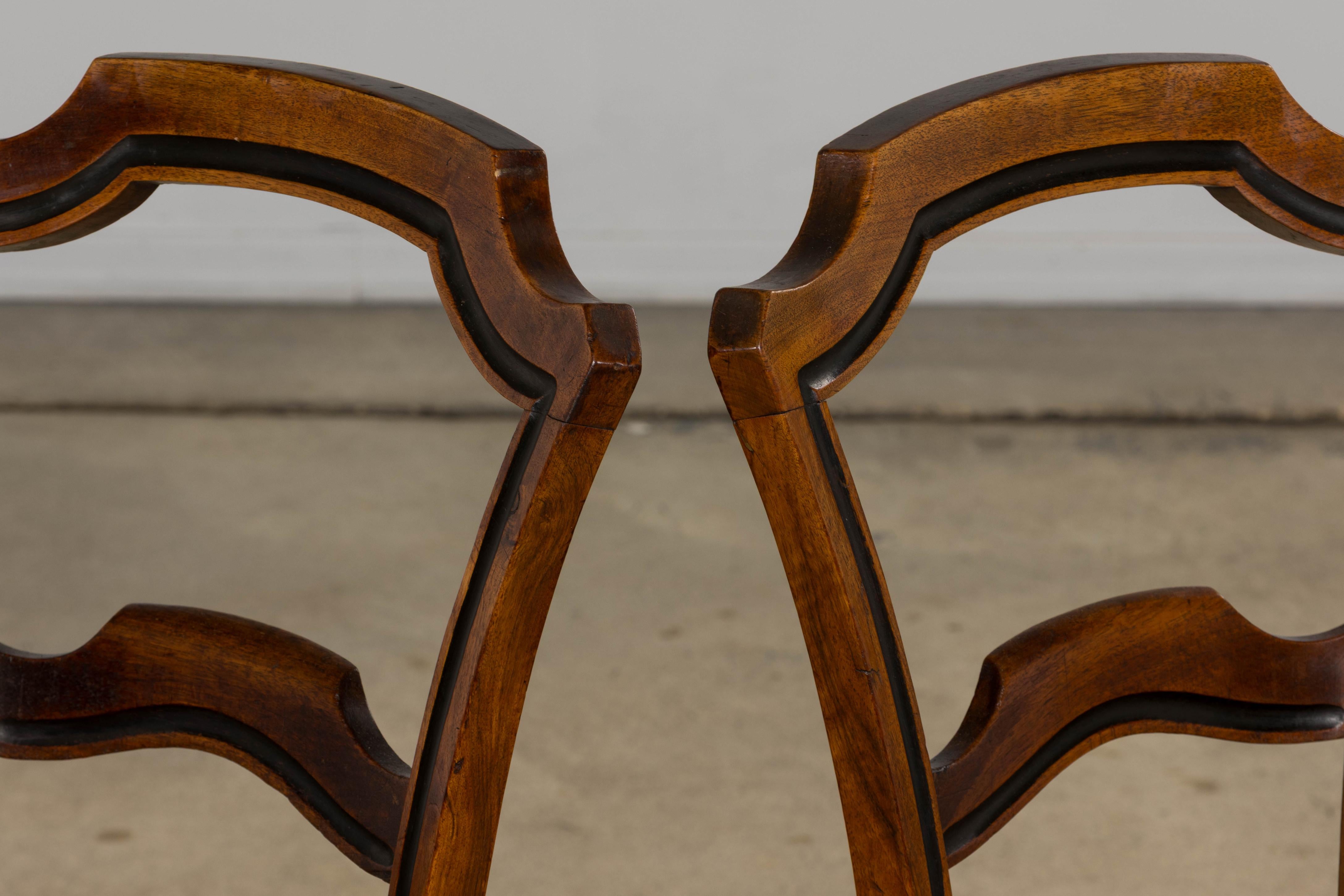 Paire de chaises d'appoint en noyer Napoléon III du 19e siècle avec sièges en cannage en vente 10