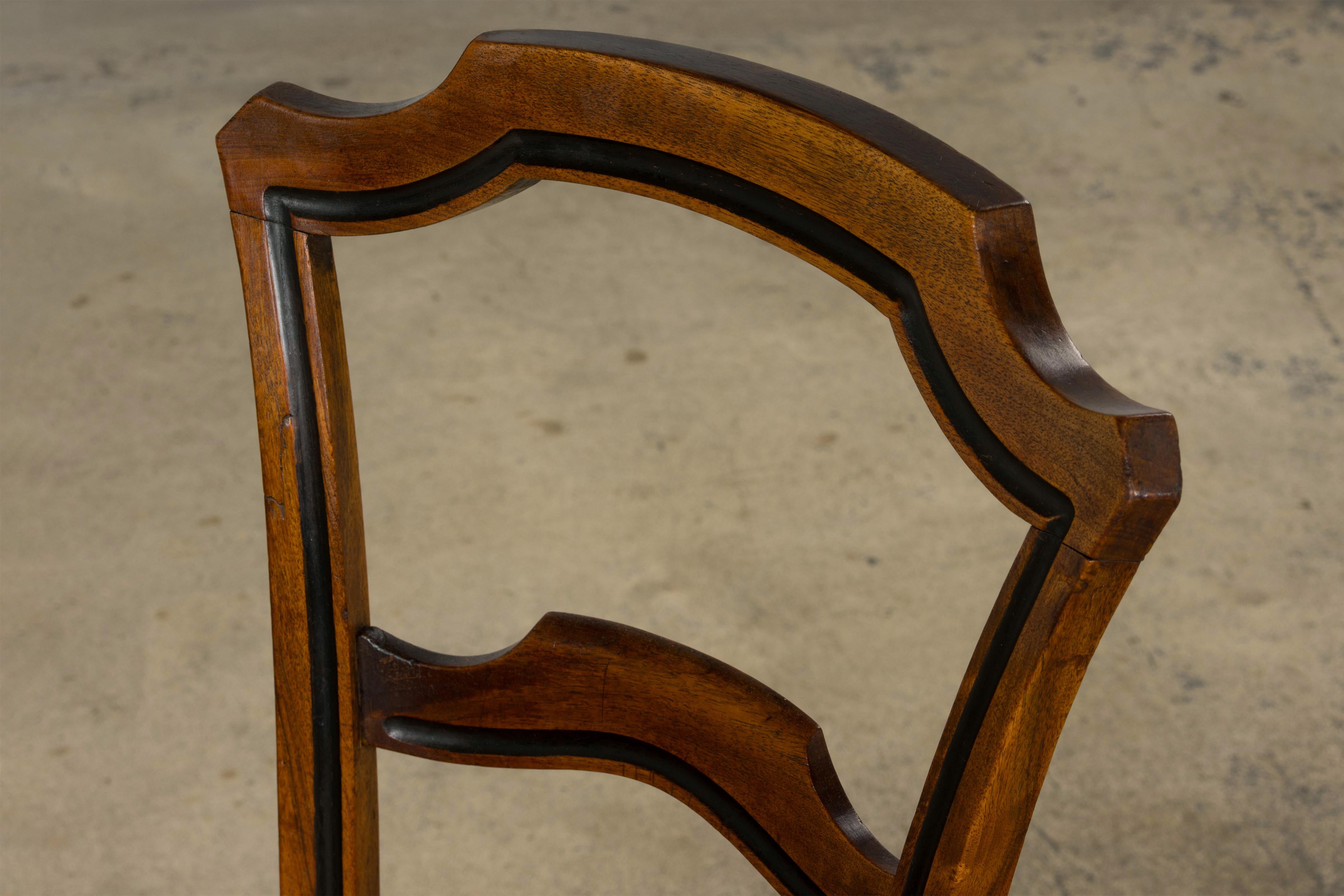 Paire de chaises d'appoint en noyer Napoléon III du 19e siècle avec sièges en cannage en vente 11