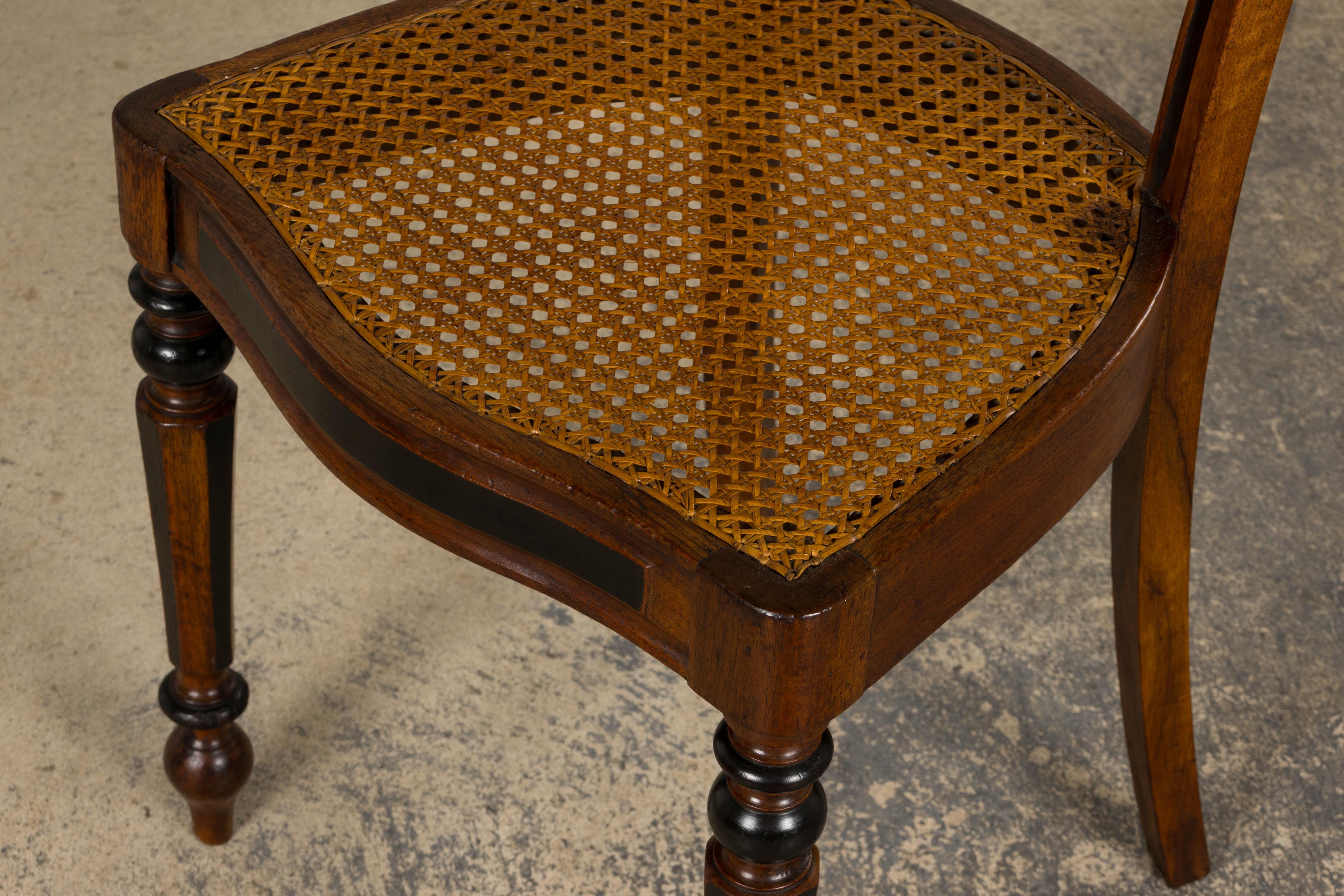 Paire de chaises d'appoint en noyer Napoléon III du 19e siècle avec sièges en cannage en vente 12