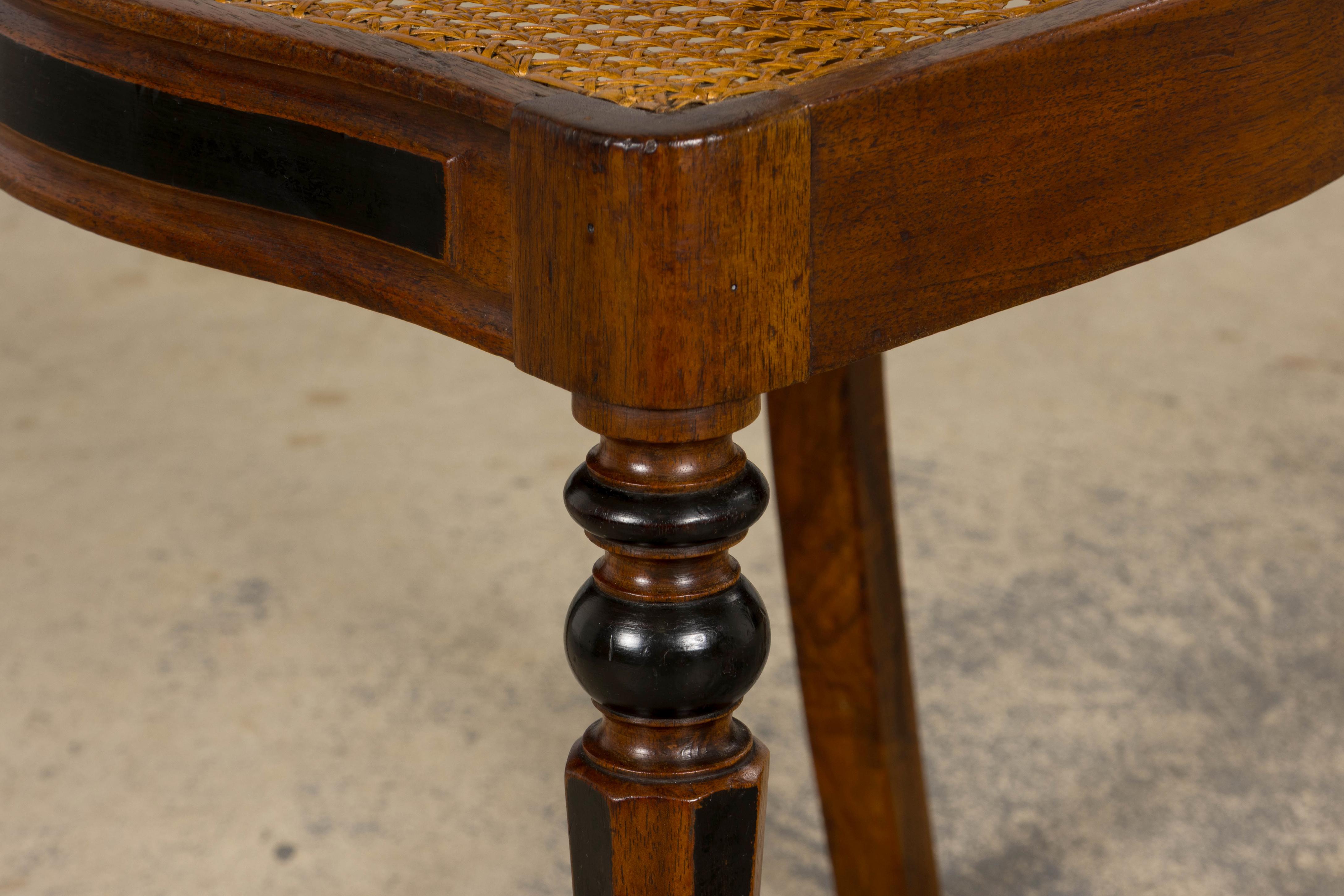 Paire de chaises d'appoint en noyer Napoléon III du 19e siècle avec sièges en cannage en vente 13