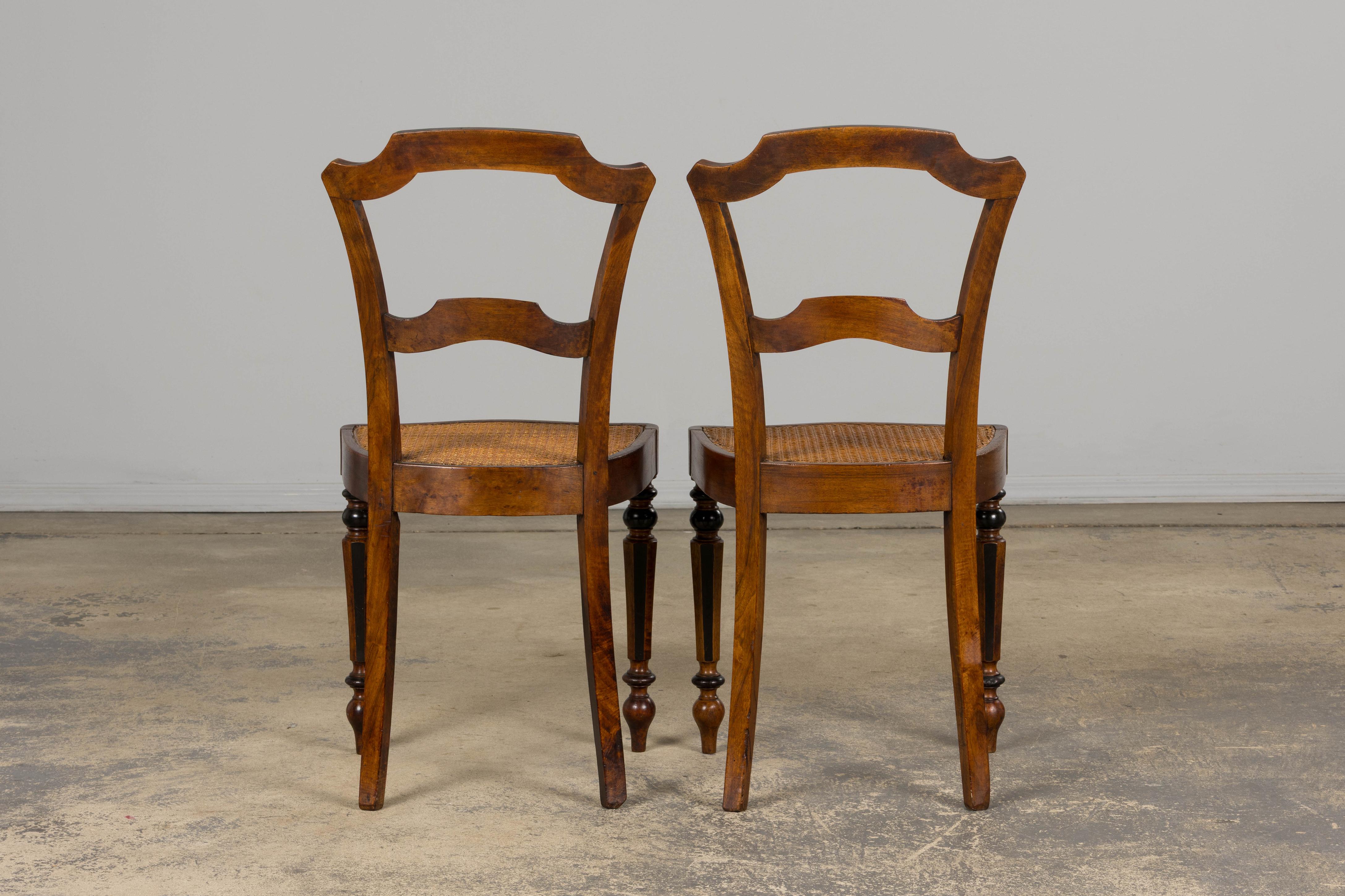 Paire de chaises d'appoint en noyer Napoléon III du 19e siècle avec sièges en cannage en vente 14