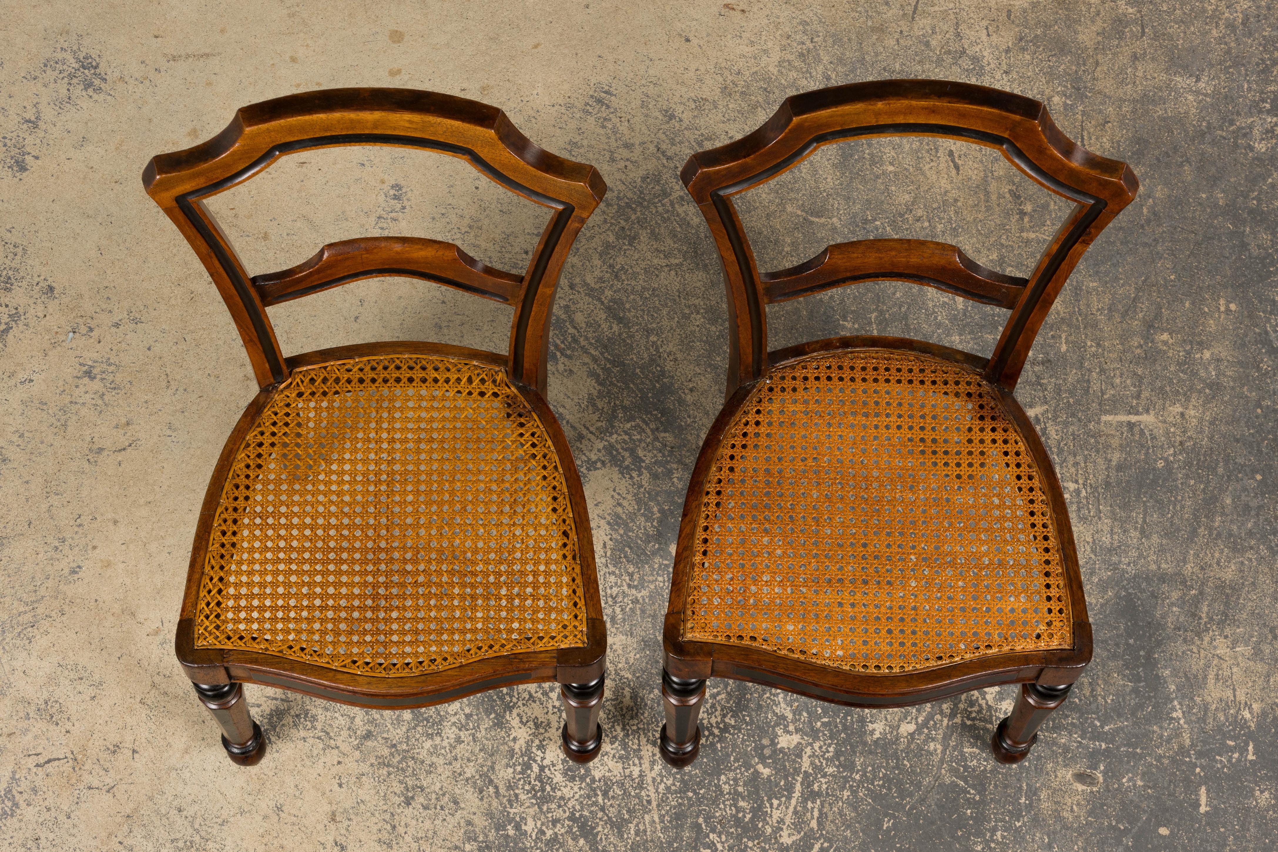 Sculpté à la main Paire de chaises d'appoint en noyer Napoléon III du 19e siècle avec sièges en cannage en vente