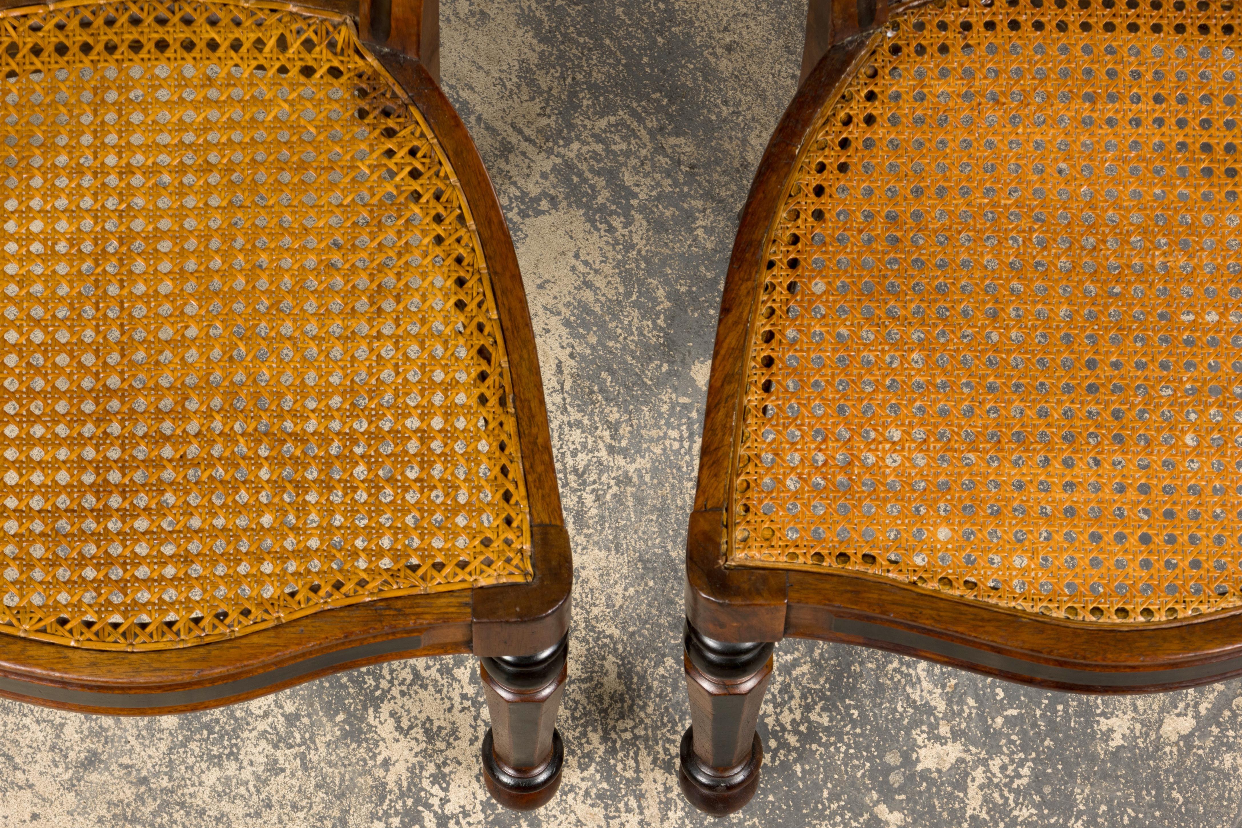 Paire de chaises d'appoint en noyer Napoléon III du 19e siècle avec sièges en cannage Bon état - En vente à Astoria, NY