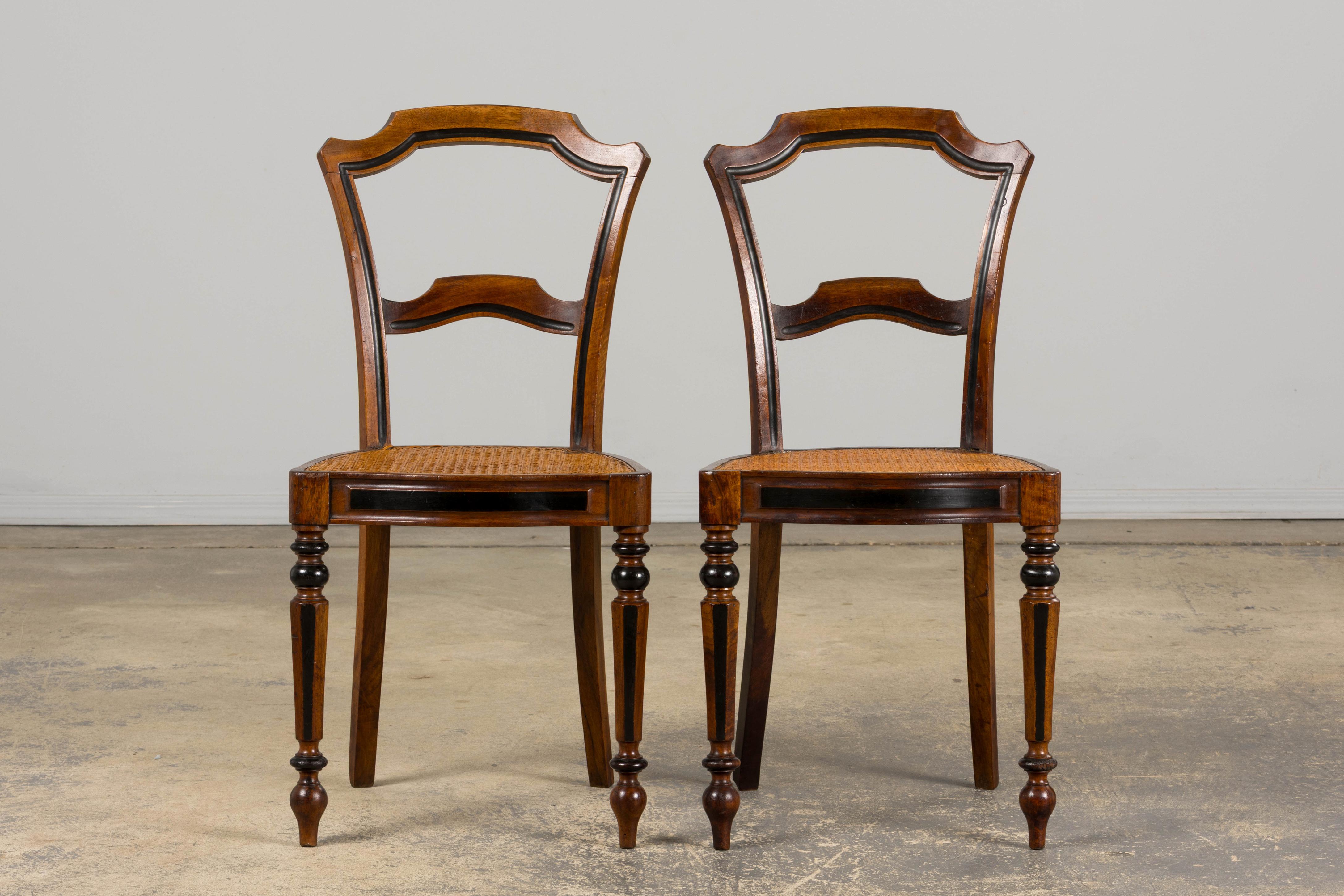 XIXe siècle Paire de chaises d'appoint en noyer Napoléon III du 19e siècle avec sièges en cannage en vente