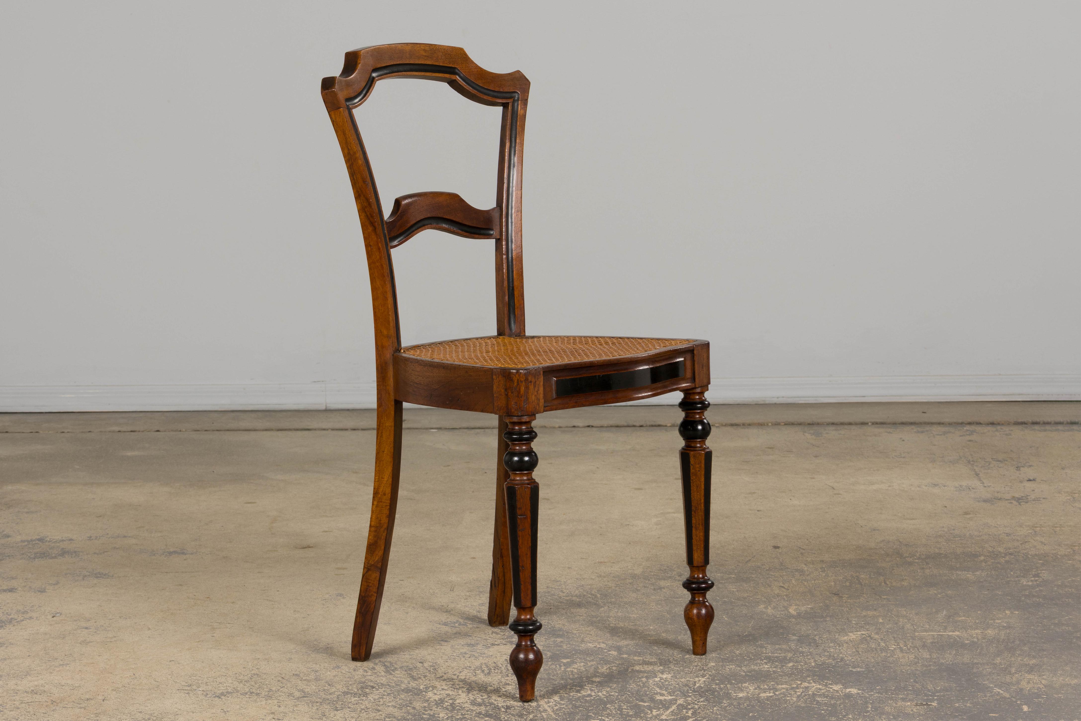 Canne Paire de chaises d'appoint en noyer Napoléon III du 19e siècle avec sièges en cannage en vente