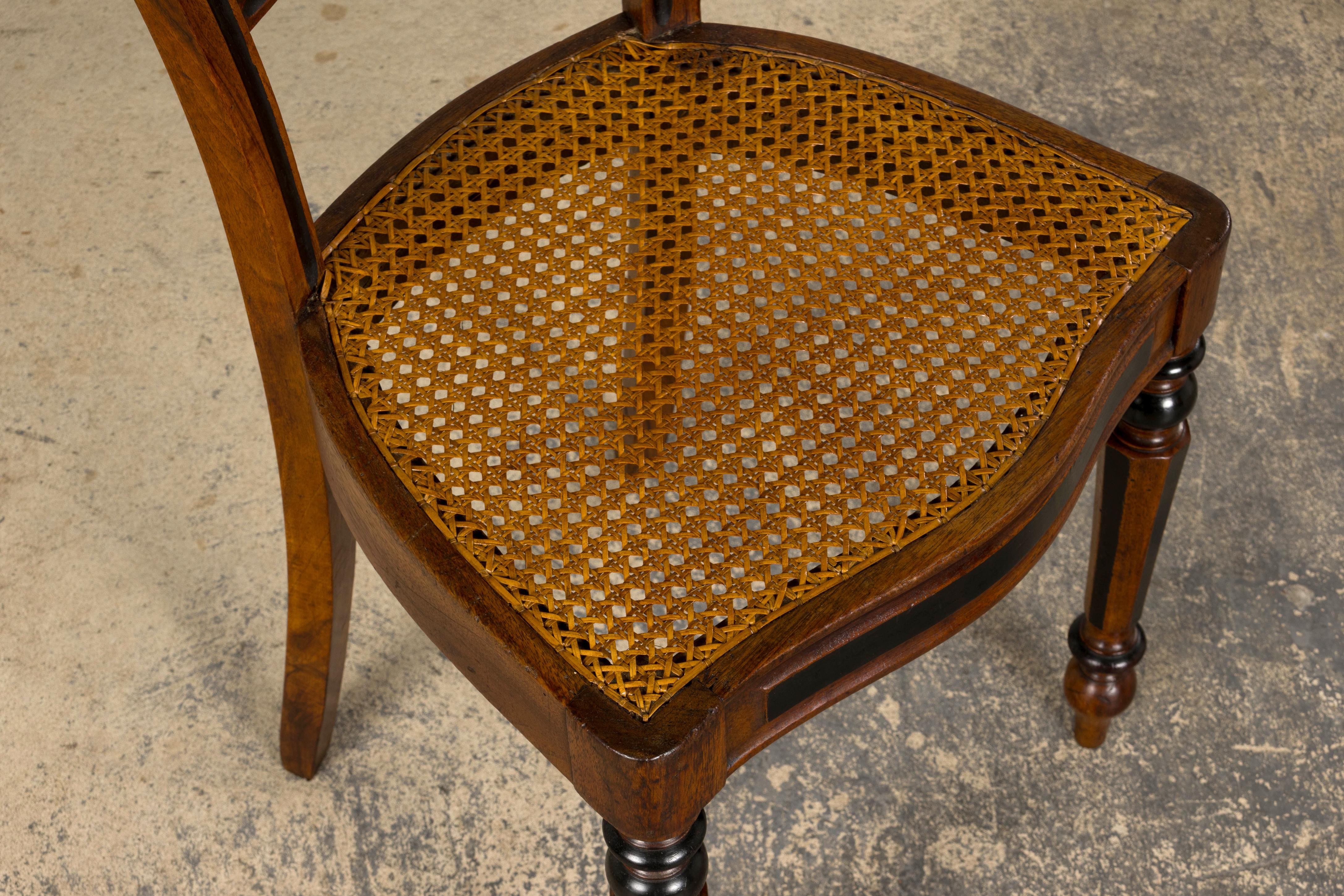 Paire de chaises d'appoint en noyer Napoléon III du 19e siècle avec sièges en cannage en vente 2