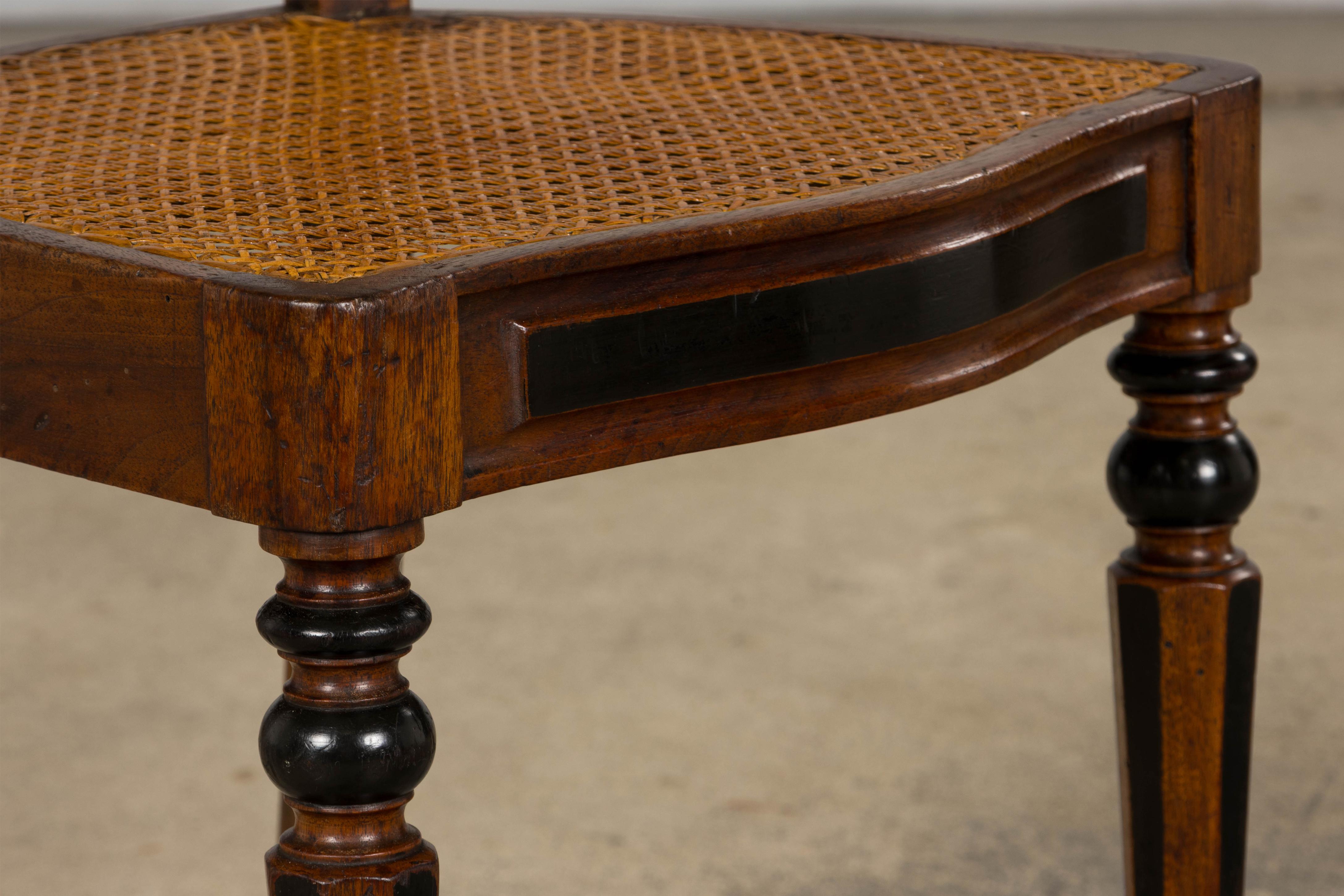 Paire de chaises d'appoint en noyer Napoléon III du 19e siècle avec sièges en cannage en vente 3