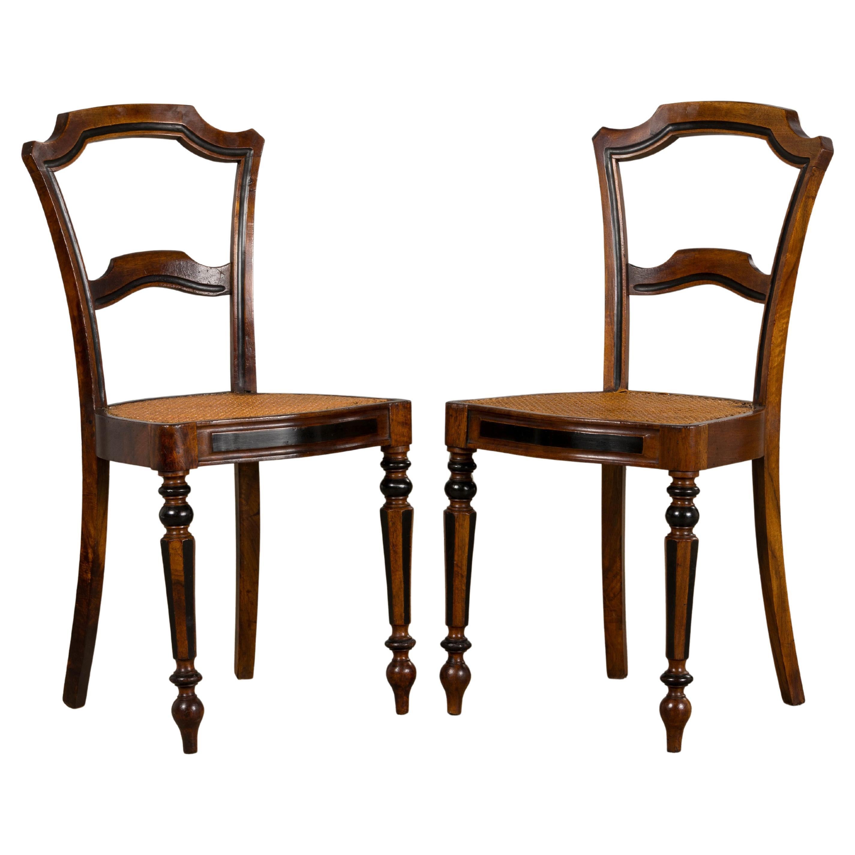 Paire de chaises d'appoint en noyer Napoléon III du 19e siècle avec sièges en cannage