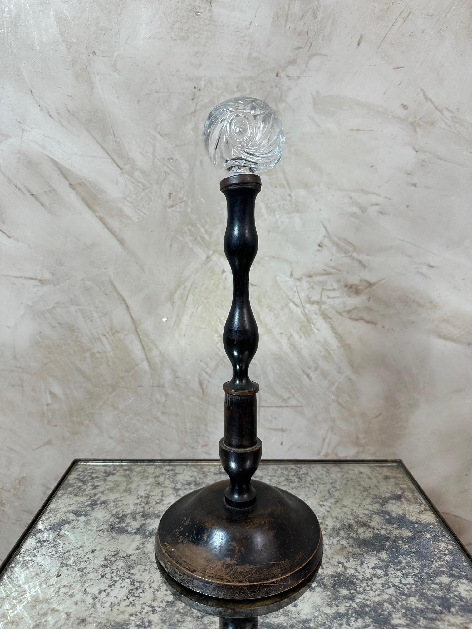 Aggiungi un tocco di eleganza ottocentesca ai tuoi interni con questa bellissima cappelliera Napoleone III. Realizzato in legno tornito ebanizzato e sormontato da un terminale in vetro finemente tagliato, questo pezzo decorativo emana fascino e