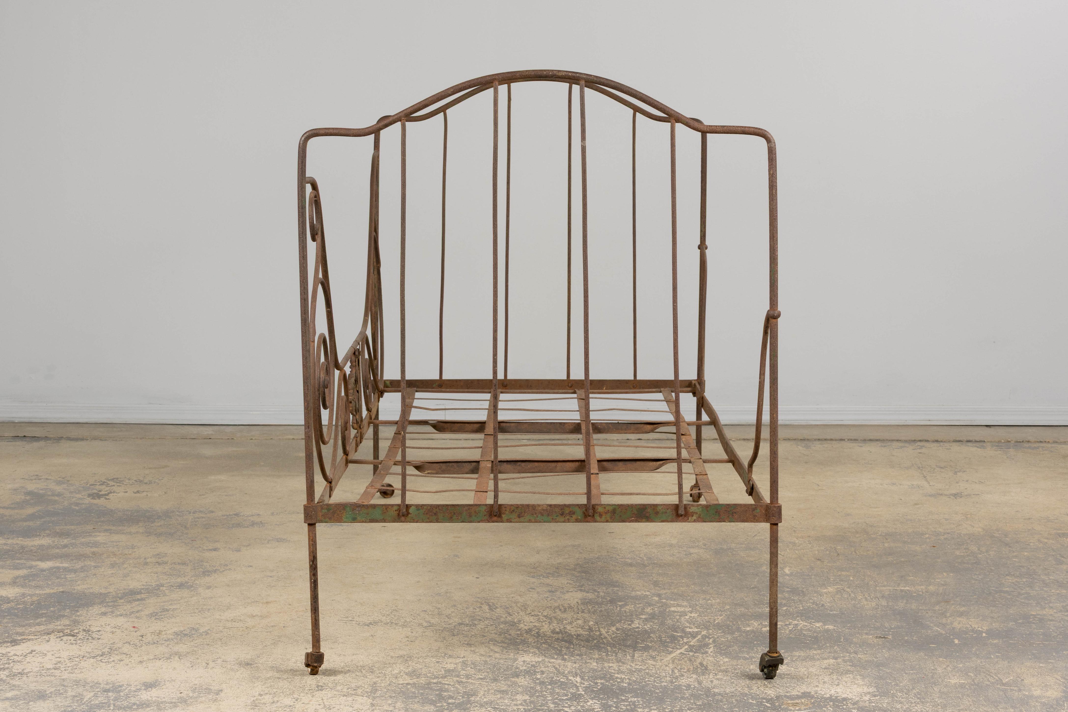 Letto da giorno per esterni in ferro battuto Napoleone III francese del XIX secolo in vendita 5