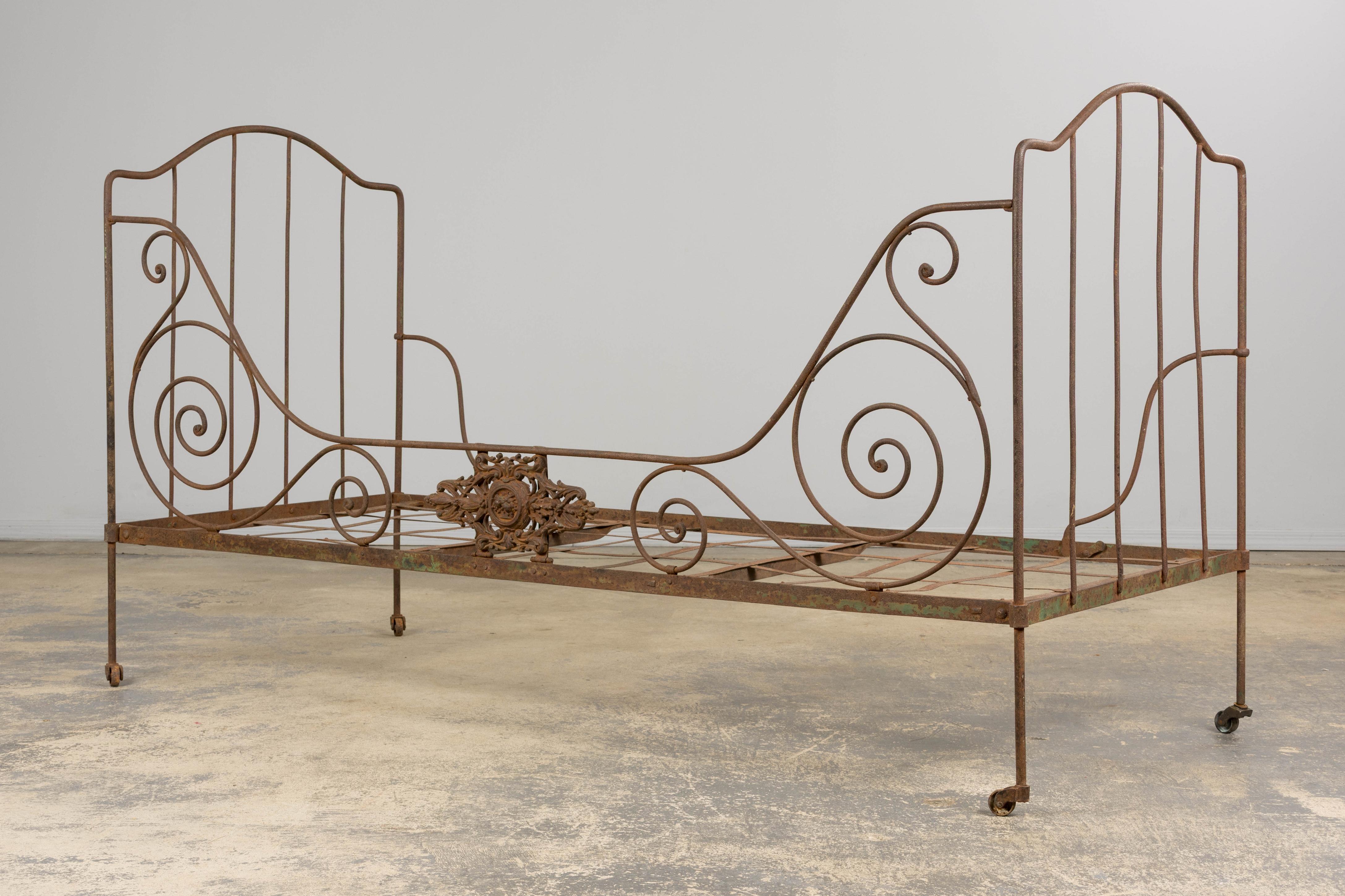Letto da giorno per esterni in ferro battuto Napoleone III francese del XIX secolo in vendita 8
