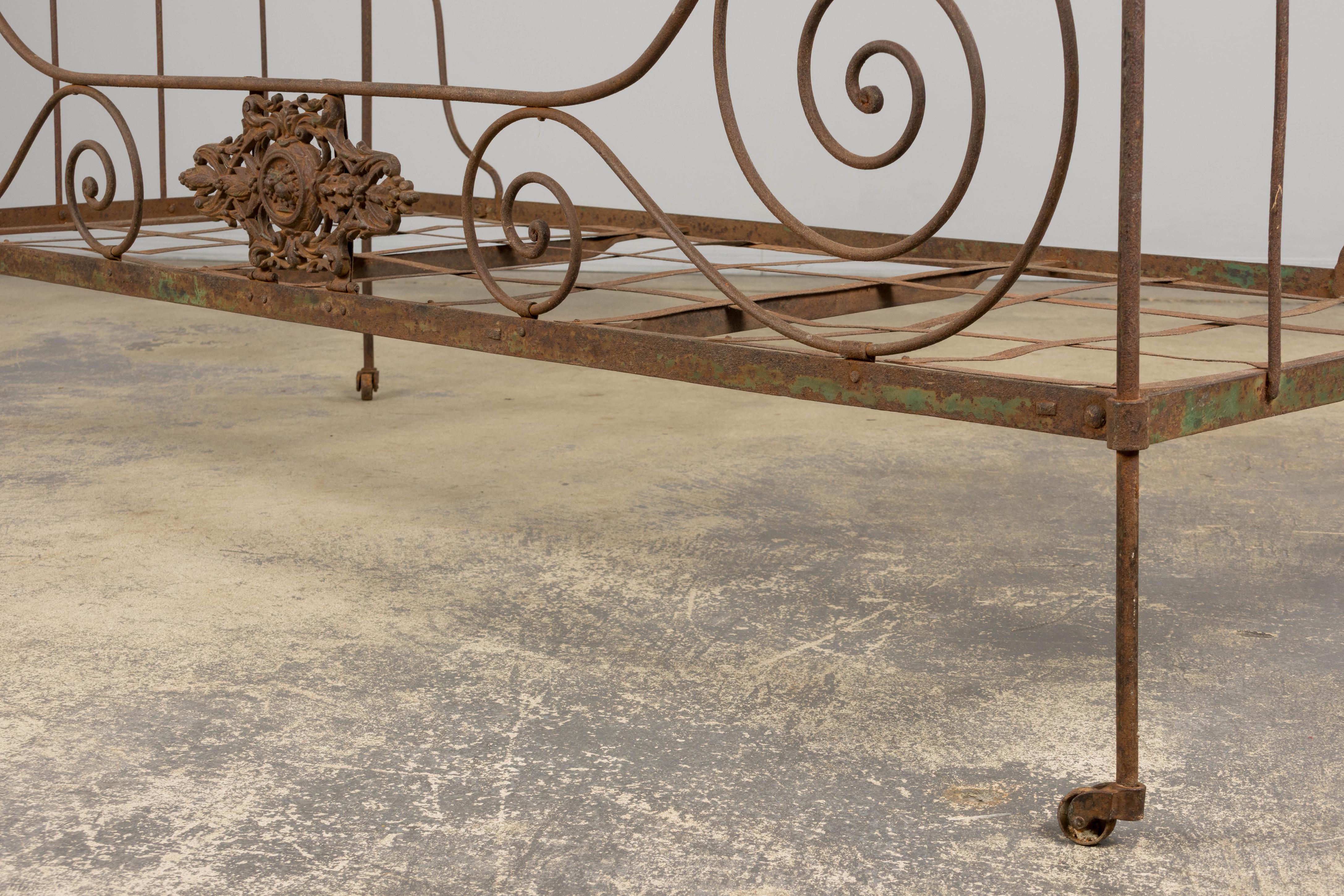 Letto da giorno per esterni in ferro battuto Napoleone III francese del XIX secolo in vendita 12