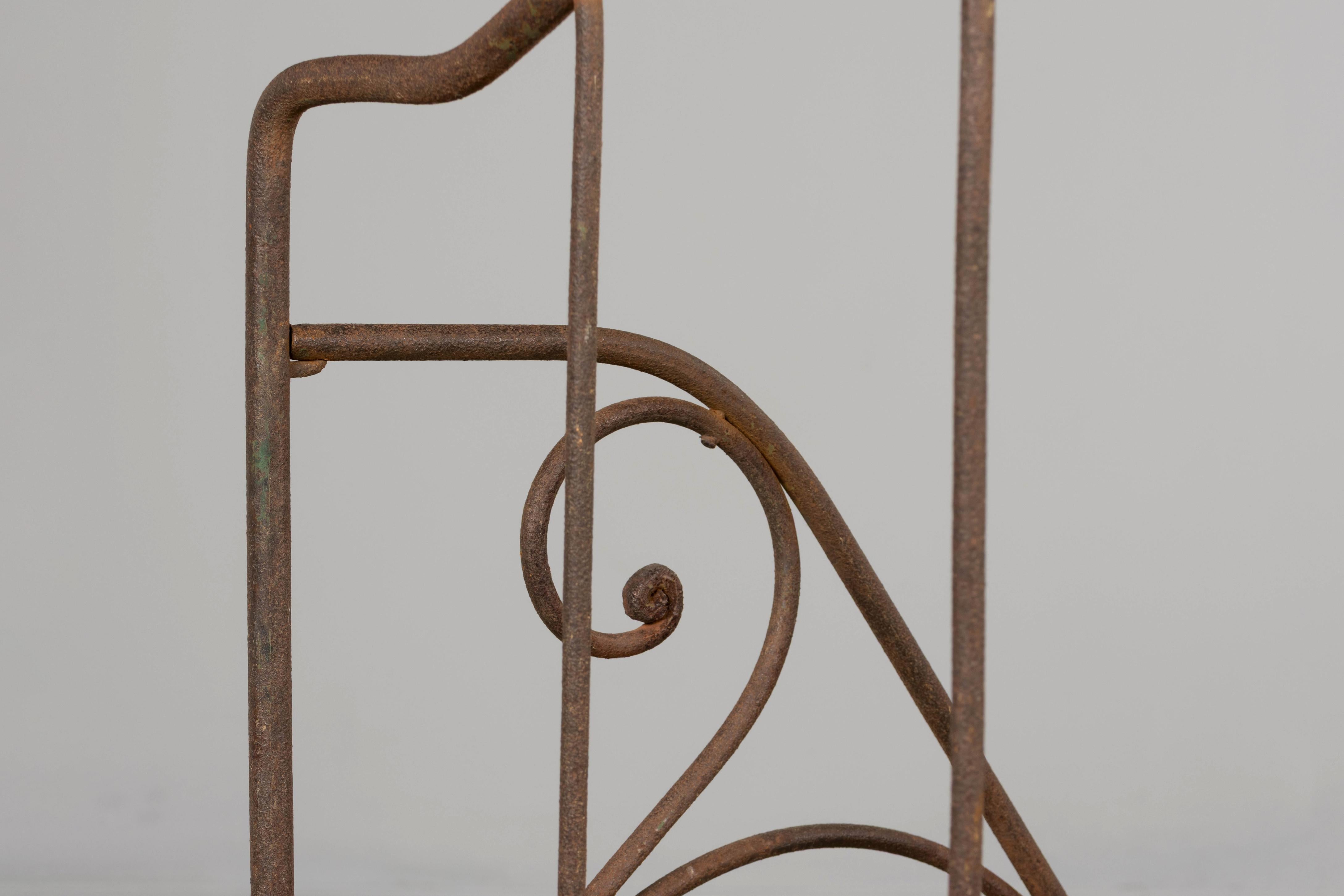 Un sorprendente e scultoreo letto da giorno francese Napoleone III della metà del XIX secolo, proveniente dal sud della Francia. Questo pezzo è caratterizzato da una splendida lavorazione a mano con curve pronunciate, schienali alti e un medaglione