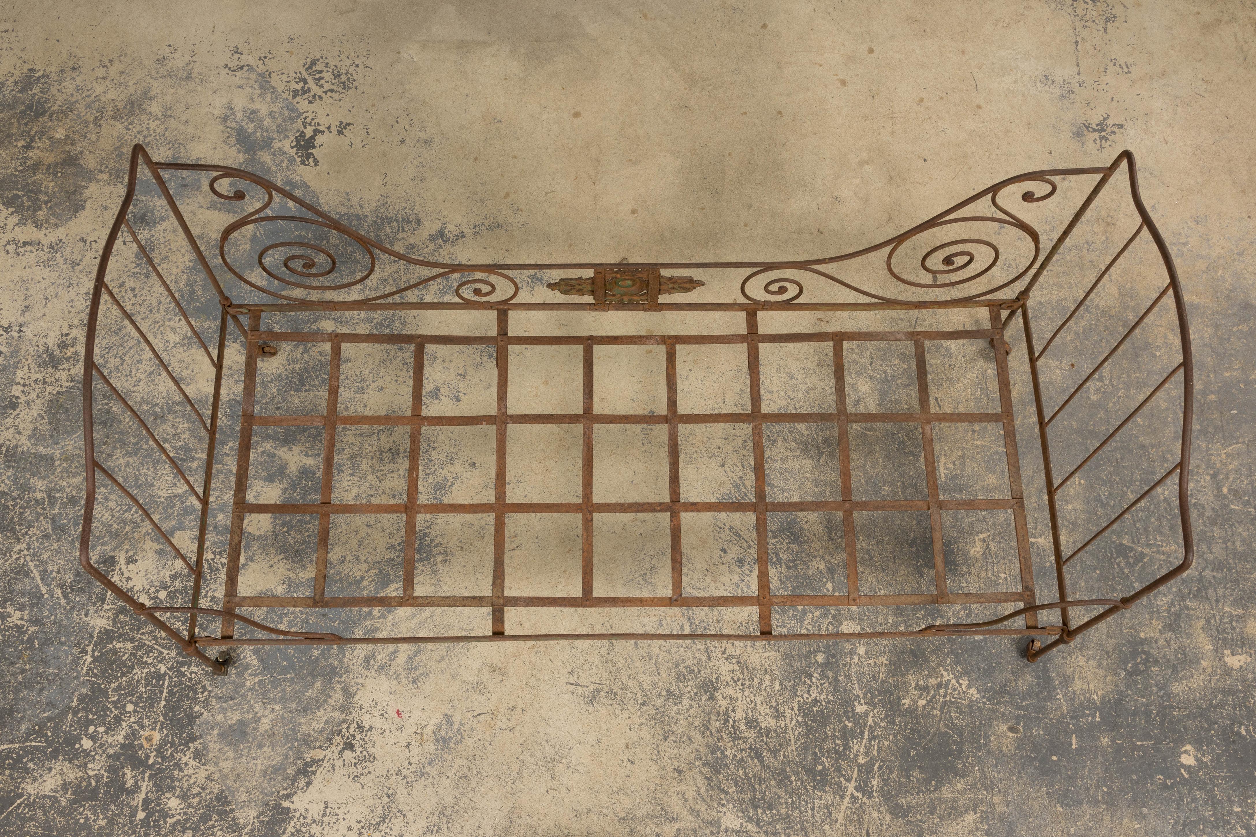 Francese Letto da giorno per esterni in ferro battuto Napoleone III francese del XIX secolo in vendita