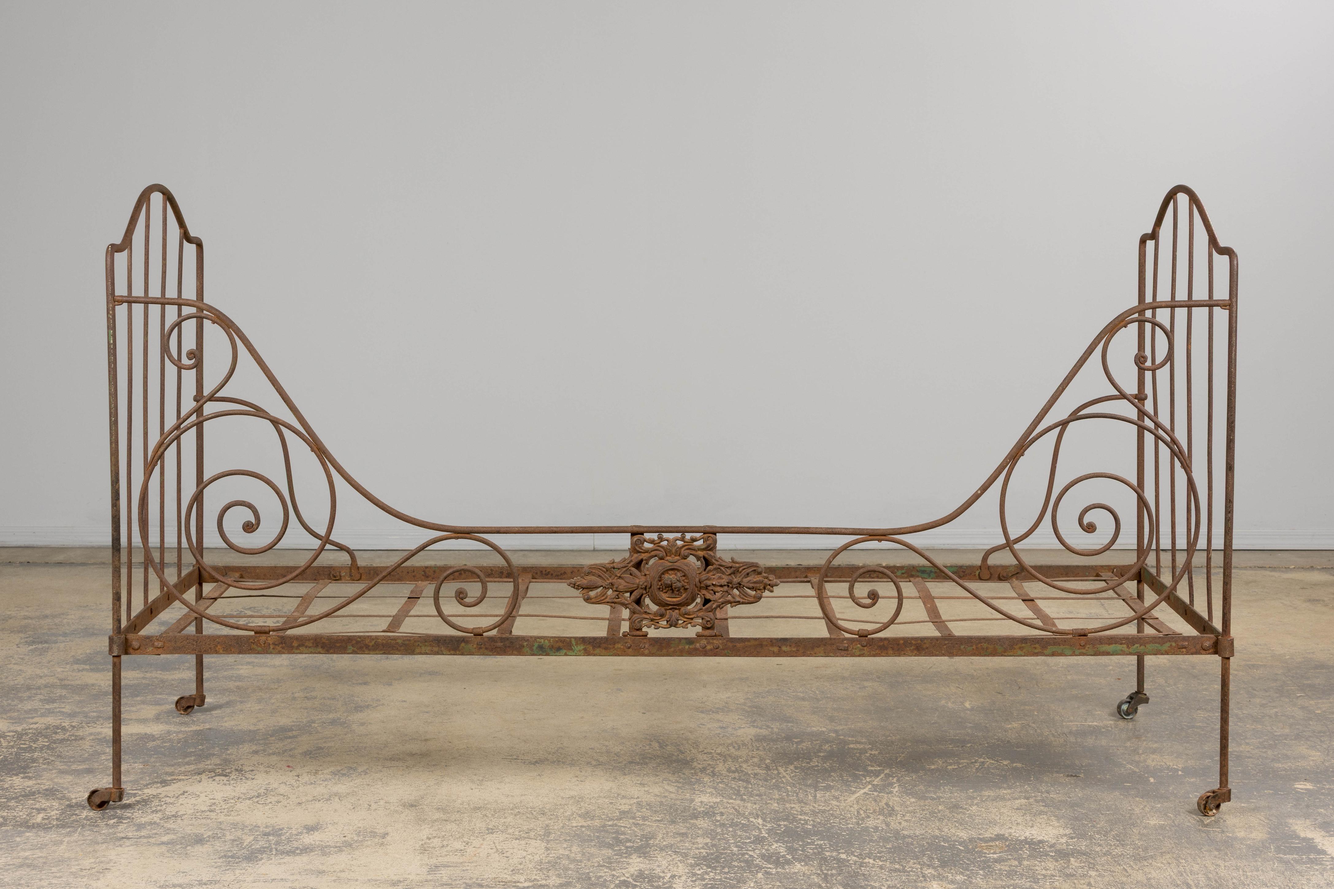 Letto da giorno per esterni in ferro battuto Napoleone III francese del XIX secolo in vendita 2