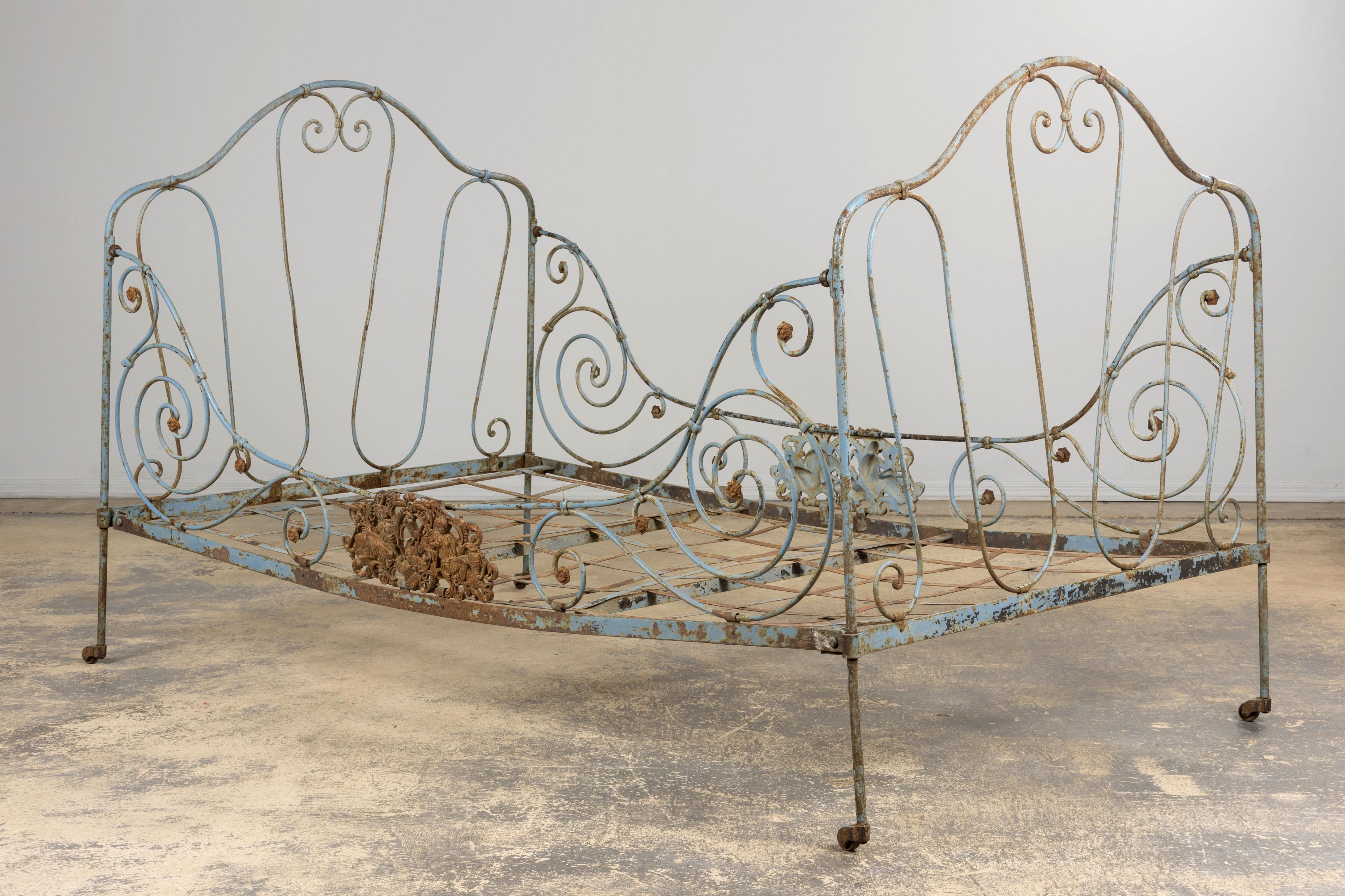 19. Jahrhundert Französisch Napoleon III Schmiedeeisen bemalt blau im Freien Daybed im Angebot 9