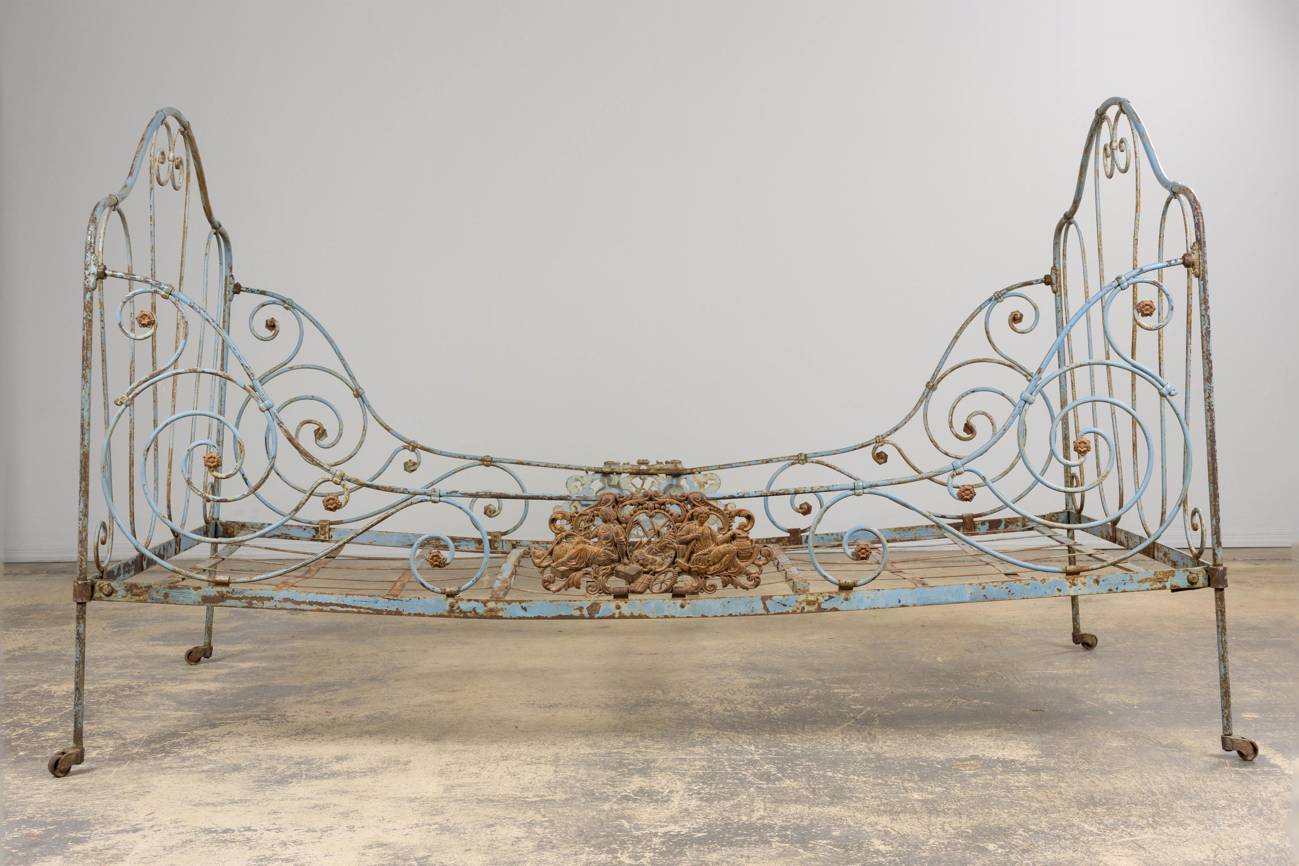 Wunderschönes, authentisches französisches Napoleon-III-Eisenbett aus der Mitte des 19. Jahrhunderts aus der Provence, das seine ursprüngliche blau lackierte Oberfläche mit einer weichen, abgenutzten Patina auf dem freiliegenden Eisen beibehält.