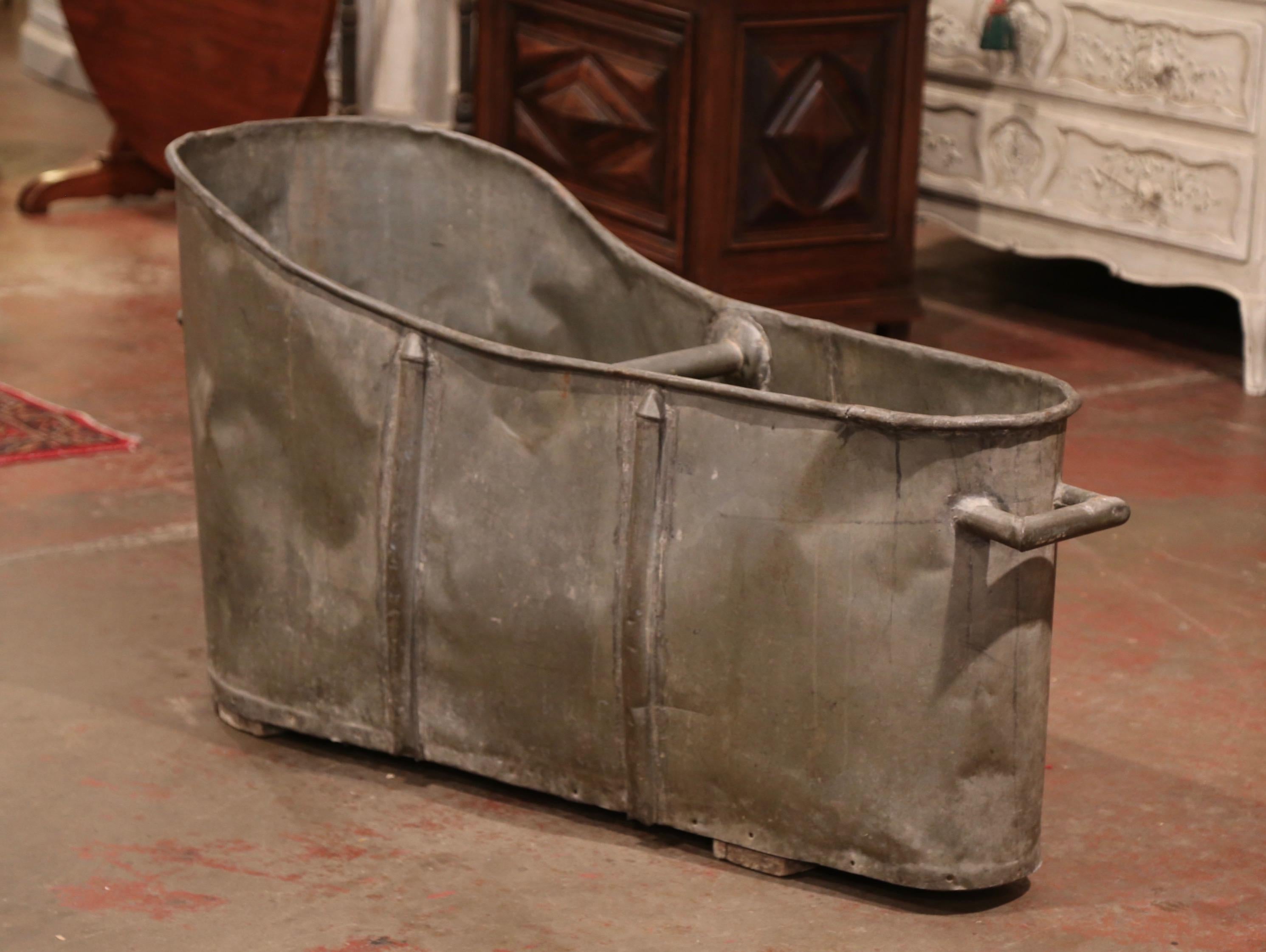 Hand-Crafted 19th Century French Napoleon IIII Patinated Zinc Bath Tub For Sale