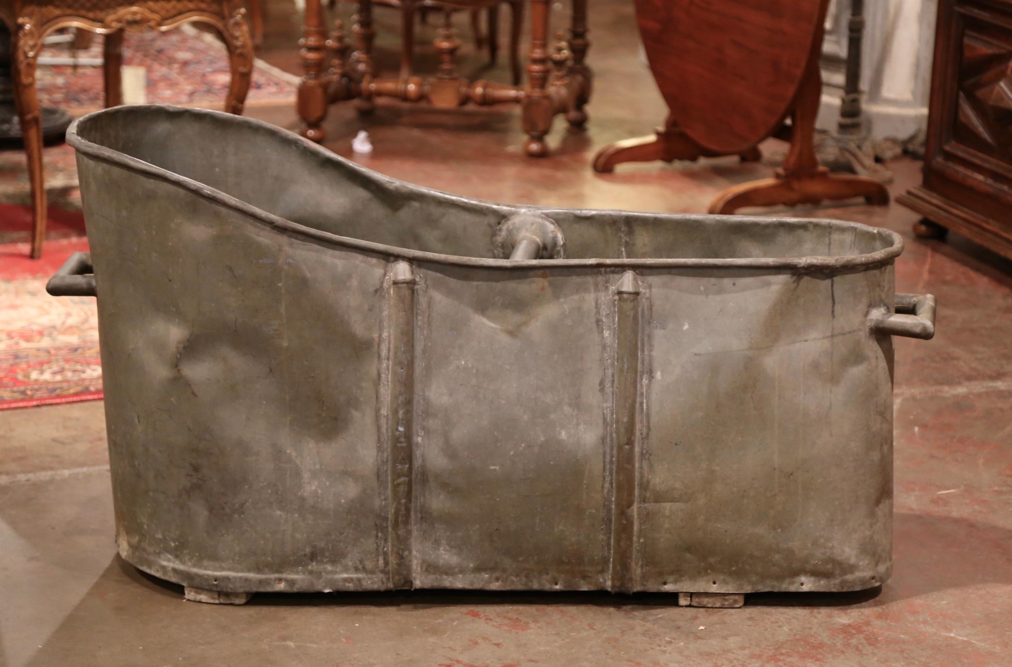 19th Century French Napoleon IIII Patinated Zinc Bath Tub In Excellent Condition For Sale In Dallas, TX