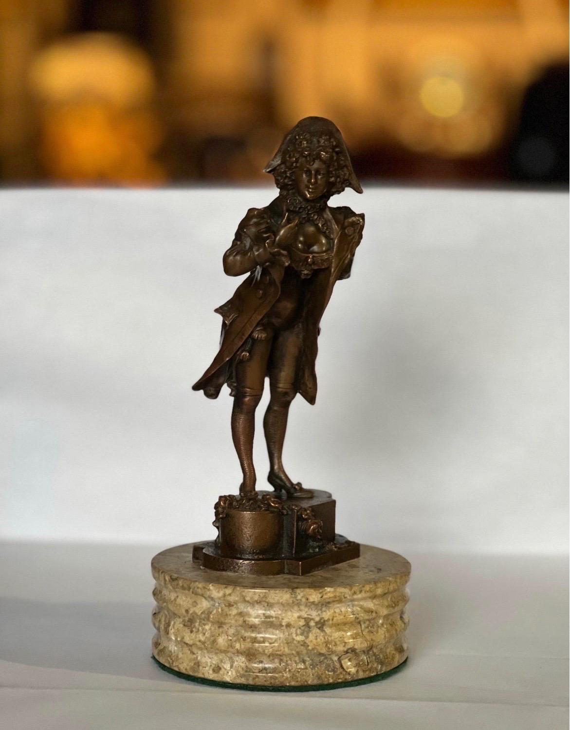 Statua di bronzo femminile vestita del 19° secolo, francese, epoca nepoleonica.


Artista sconosciuto, non firmato. Montato su una base di marmo - non sono stati osservati danni significativi.


Misure: 8,25