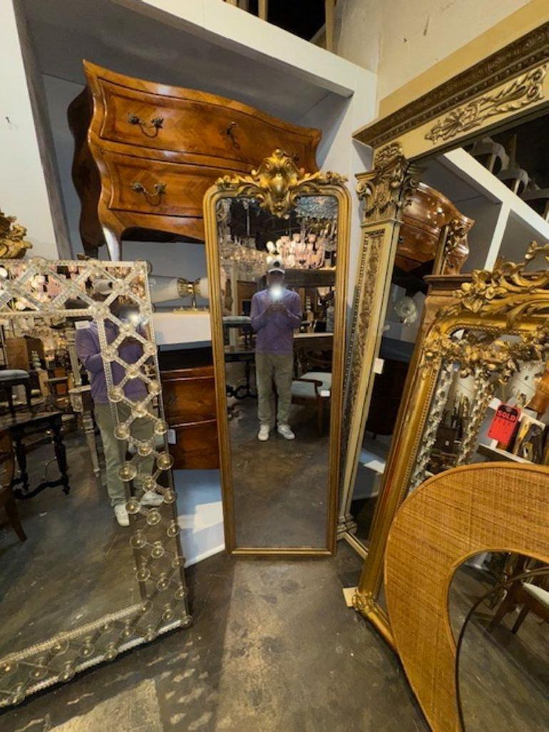 Questo specchio stretto francese Louis Philippe del XIX secolo con stemma presenta un design elegante con una bella patina. Perfetto per aggiungere un tocco di charme antico a qualsiasi spazio. Adorabile! Circa 1870.
76h x 24w