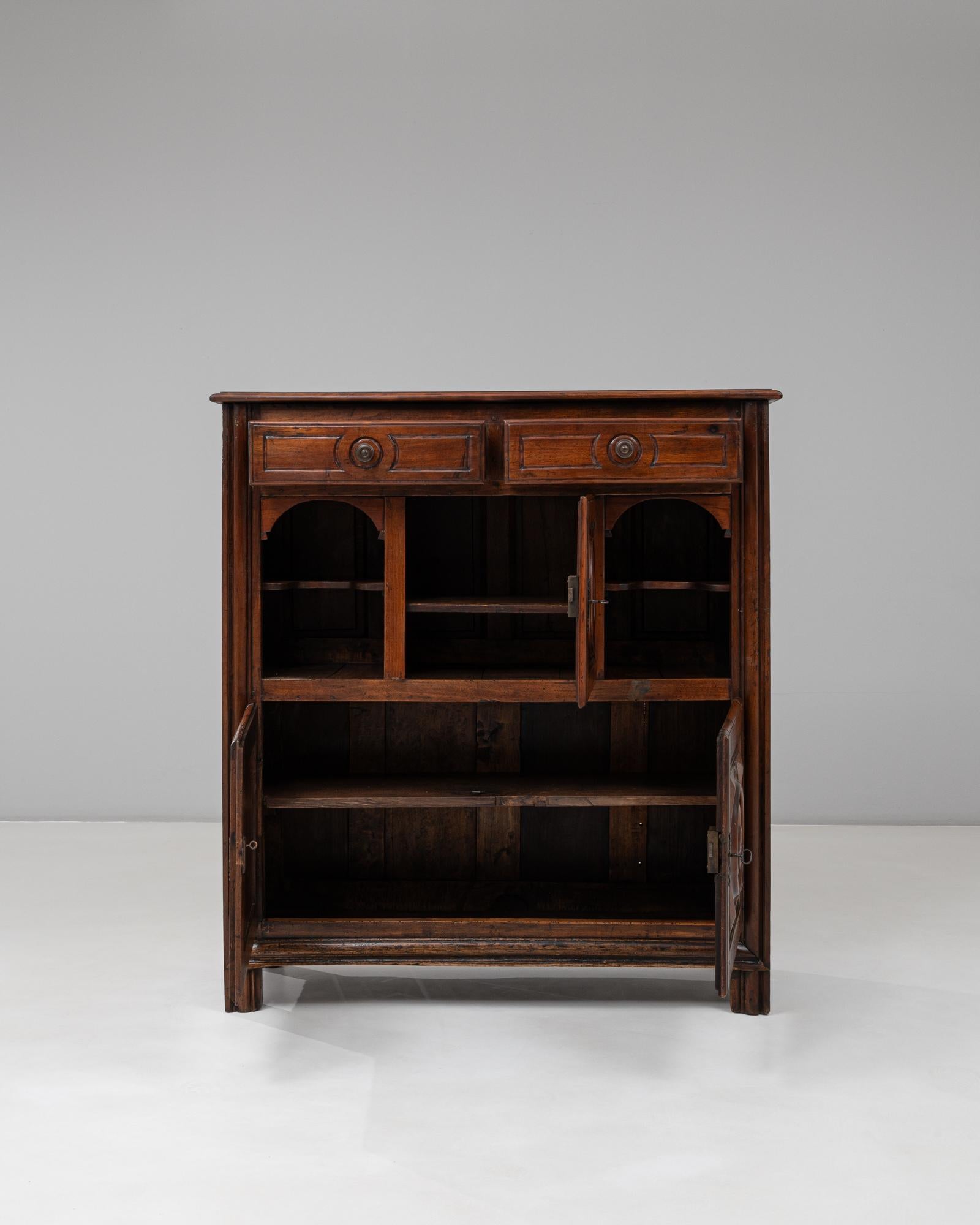 Francese Buffet francese neo-basco del XIX secolo in legno con patina originale in vendita