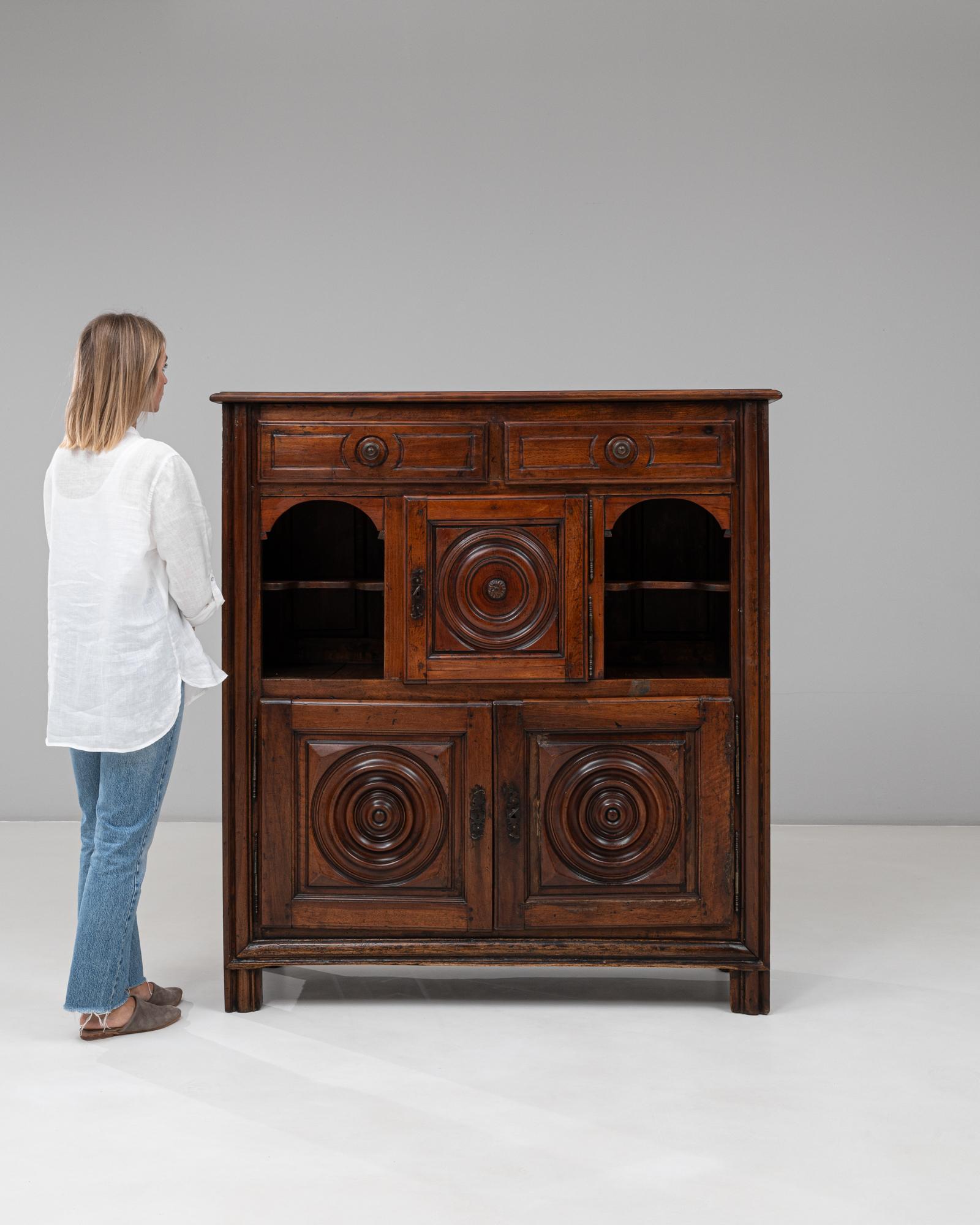 Buffet francese neo-basco del XIX secolo in legno con patina originale In condizioni buone in vendita a High Point, NC