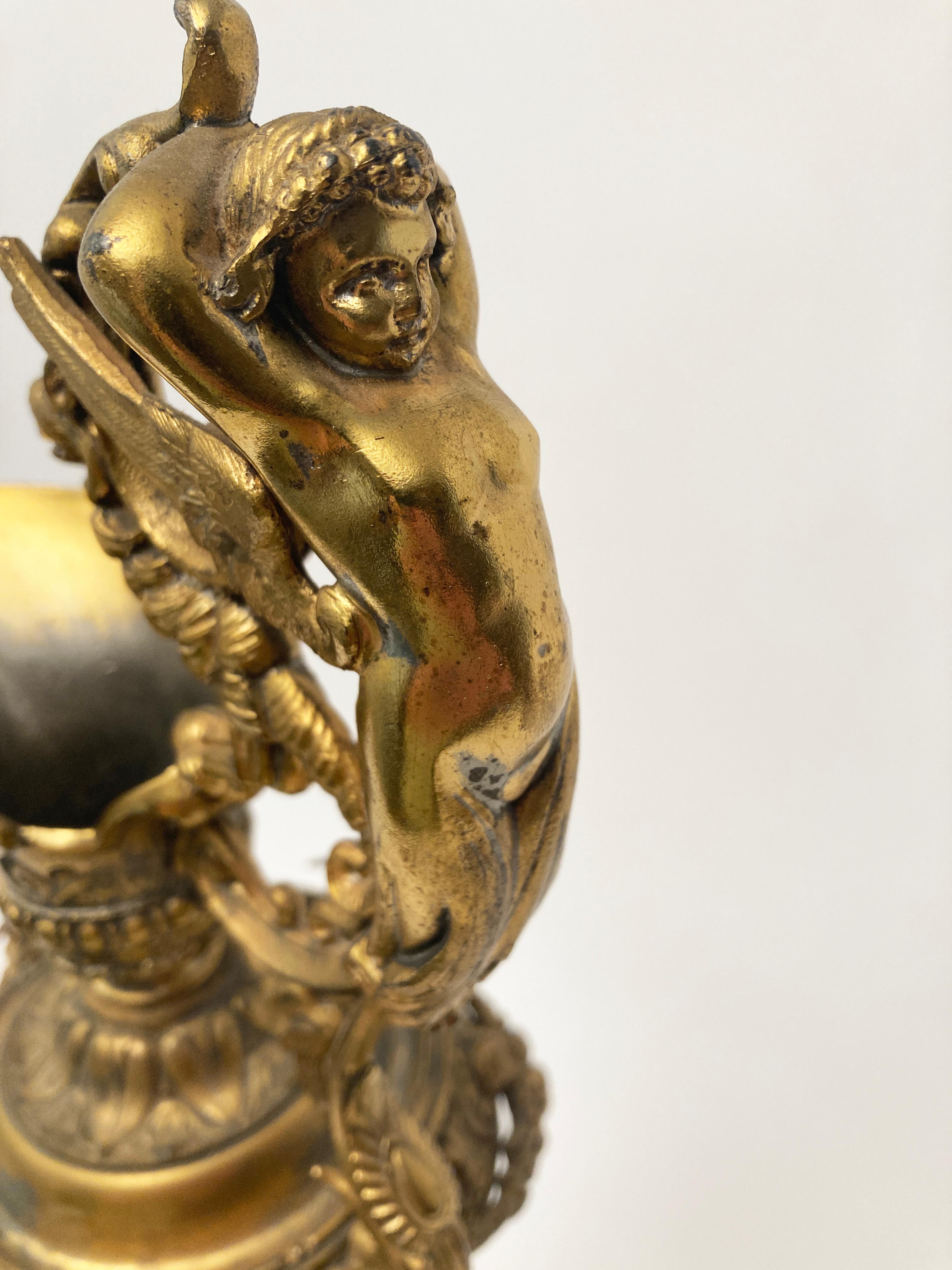 19. Jahrhundert Französisch Neo-Klassik Zinn, vergoldet, Bronze Cherub und Widderkopf Ewer im Angebot 1