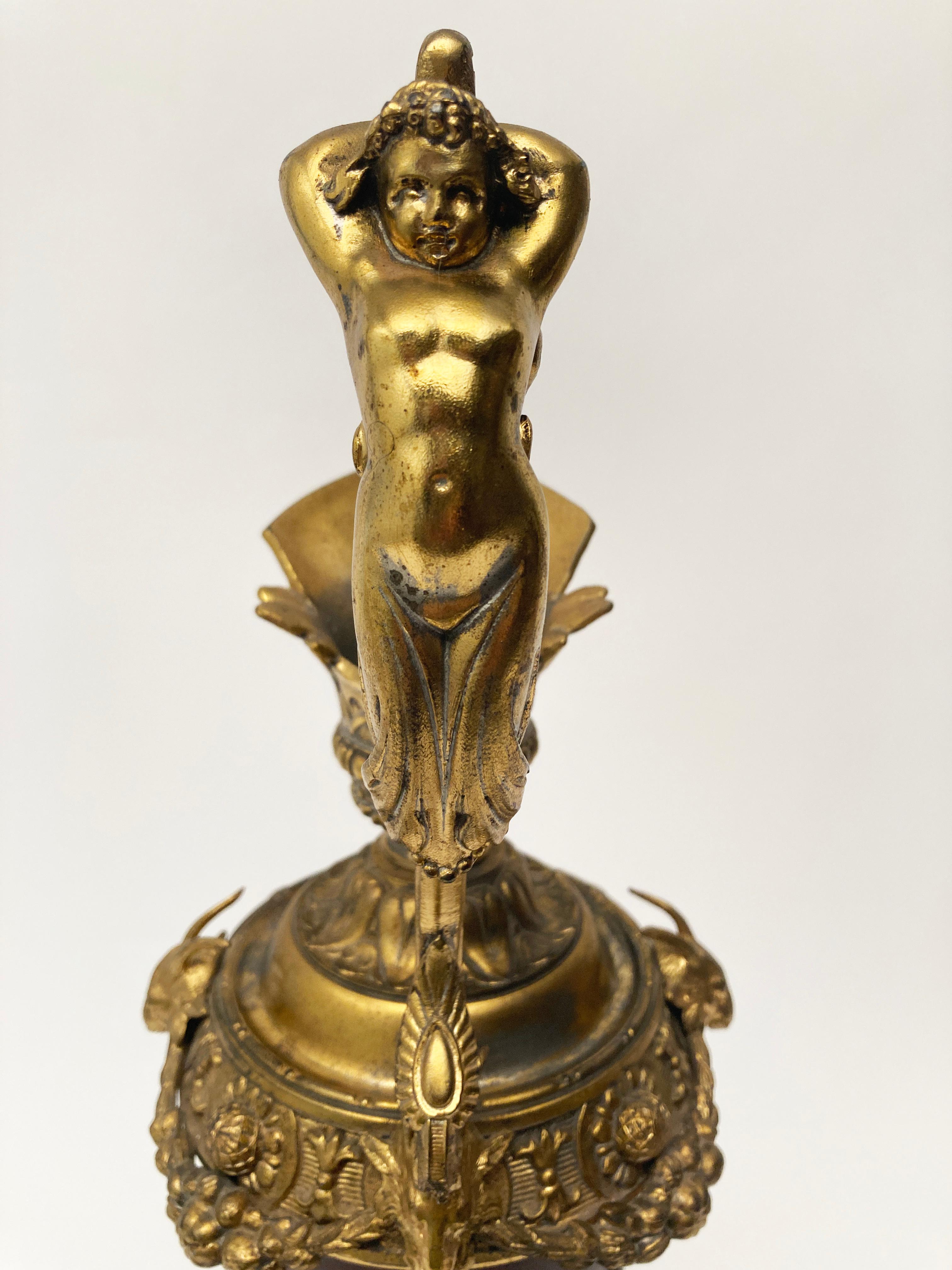 19. Jahrhundert Französisch Neo-Klassik Zinn, vergoldet, Bronze Cherub und Widderkopf Ewer im Angebot 2