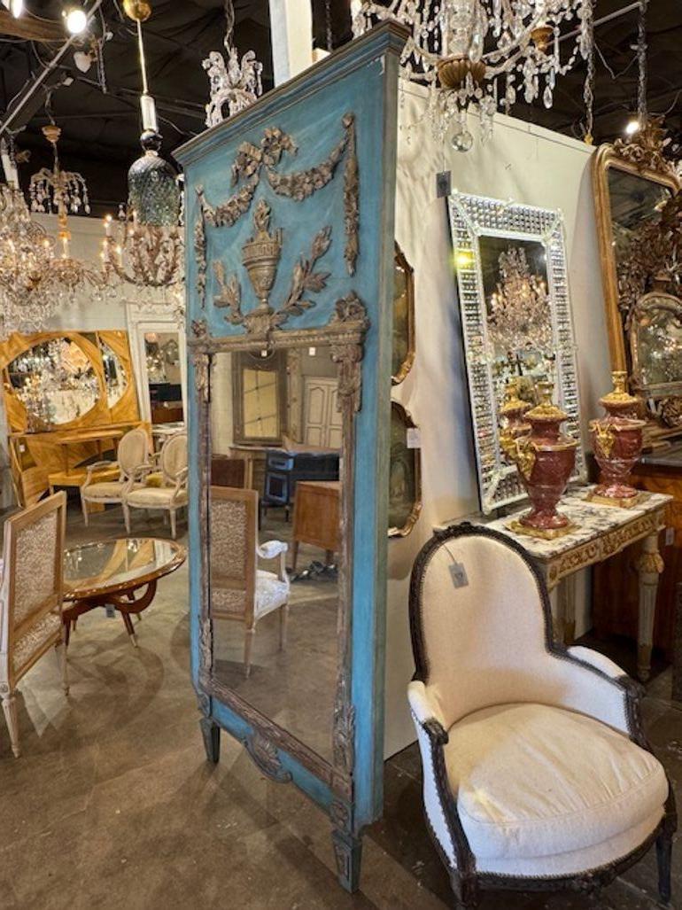Le miroir Trumeau néoclassique français du XIXe siècle est une pièce de décoration intérieure étonnante qui respire l'élégance et la sophistication. Avec ses détails sculptés et ses dorures parcellaires, ce miroir capture l'essence du style