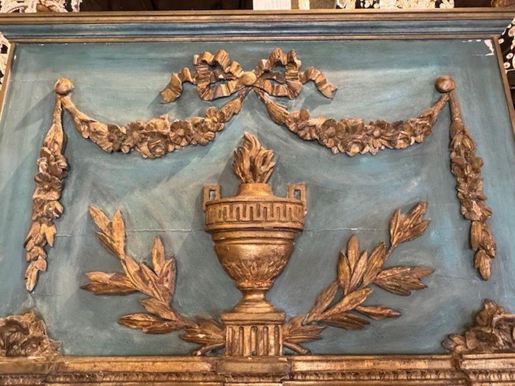 Français Miroir Trumeau néo-classique français du XIXe siècle, sculpté et parcellaire doré en vente