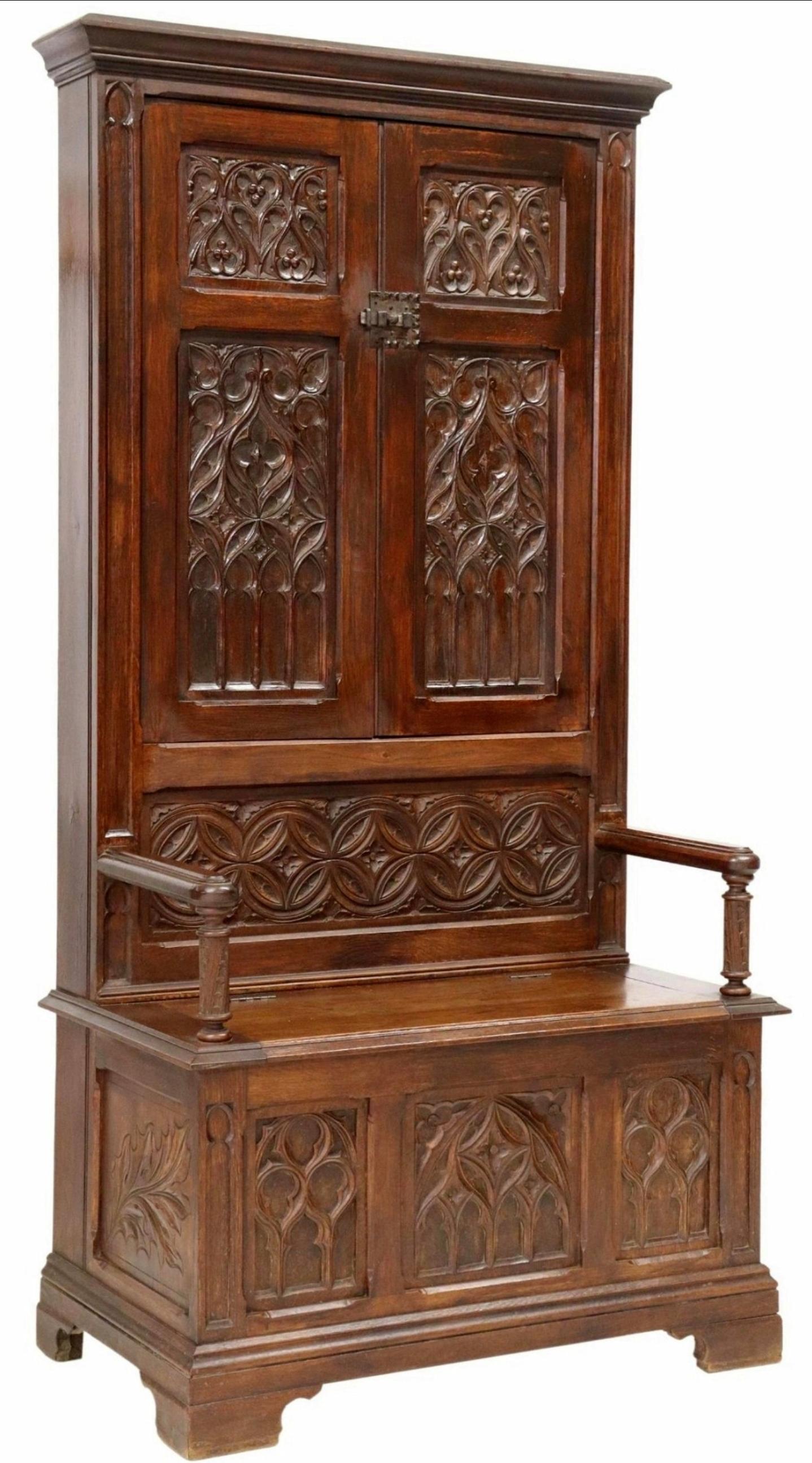 Scarsa panca da ingresso in legno di quercia intagliato a mano in stile Gothic Revival francese con patina originale ben invecchiata, calda e scura, risalente al 1870 circa.

Realizzato a mano in Francia alla fine del XIX secolo, costruzione in