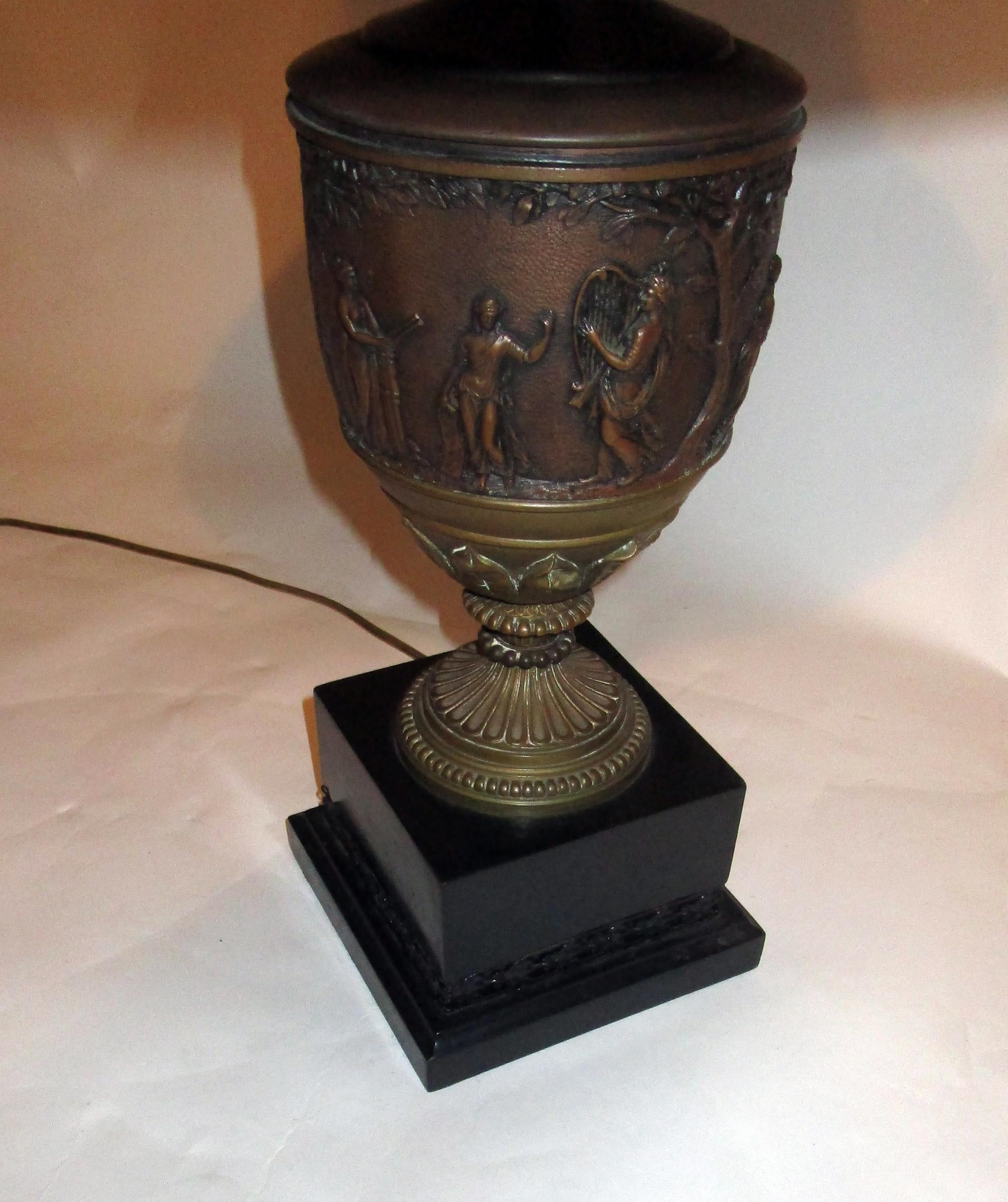 19th century French Neo-Greek Style Patinated Brass and Onyx Lamp For Sale 4