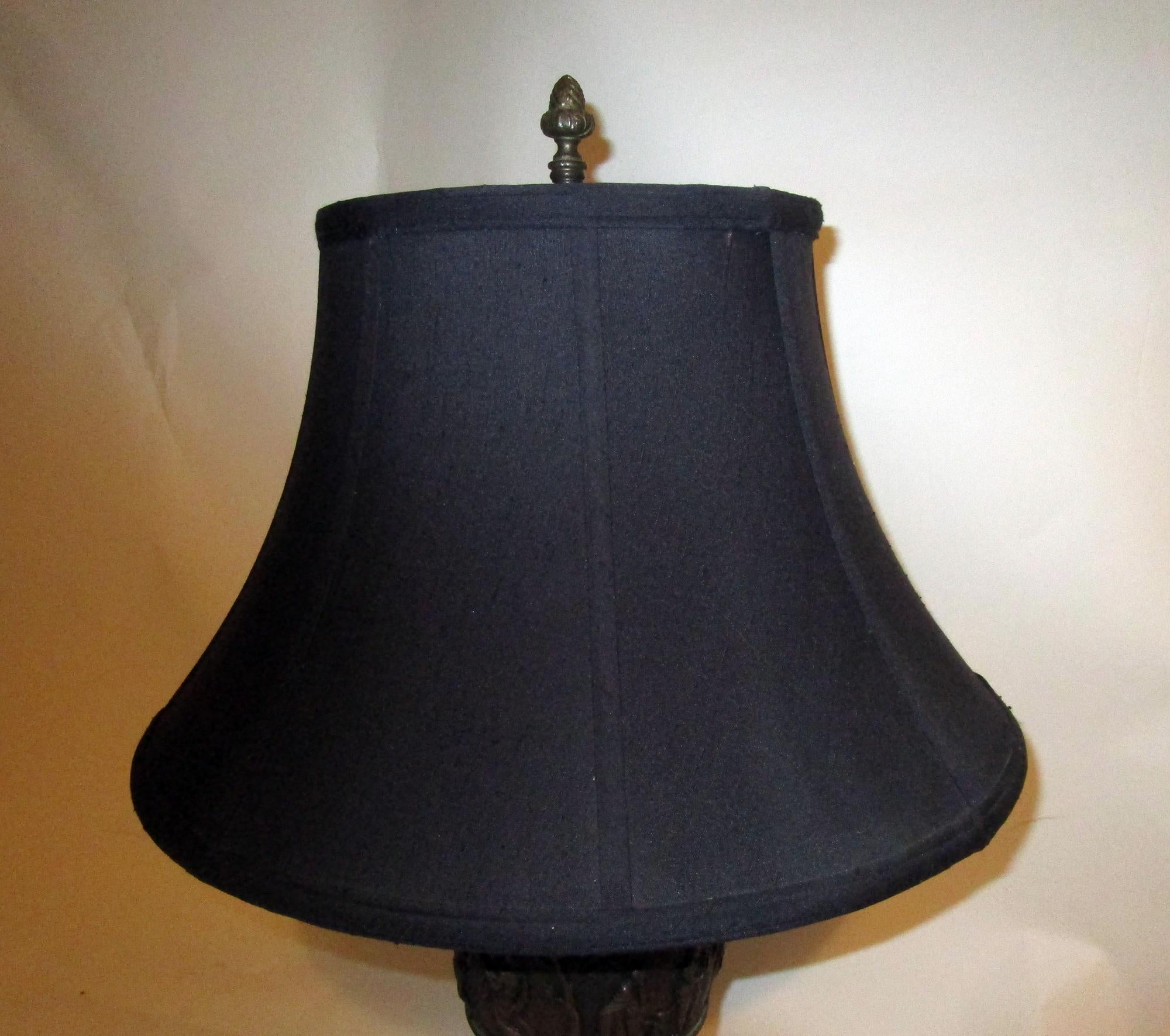 19th century French Neo-Greek Style Patinated Brass and Onyx Lamp For Sale 5