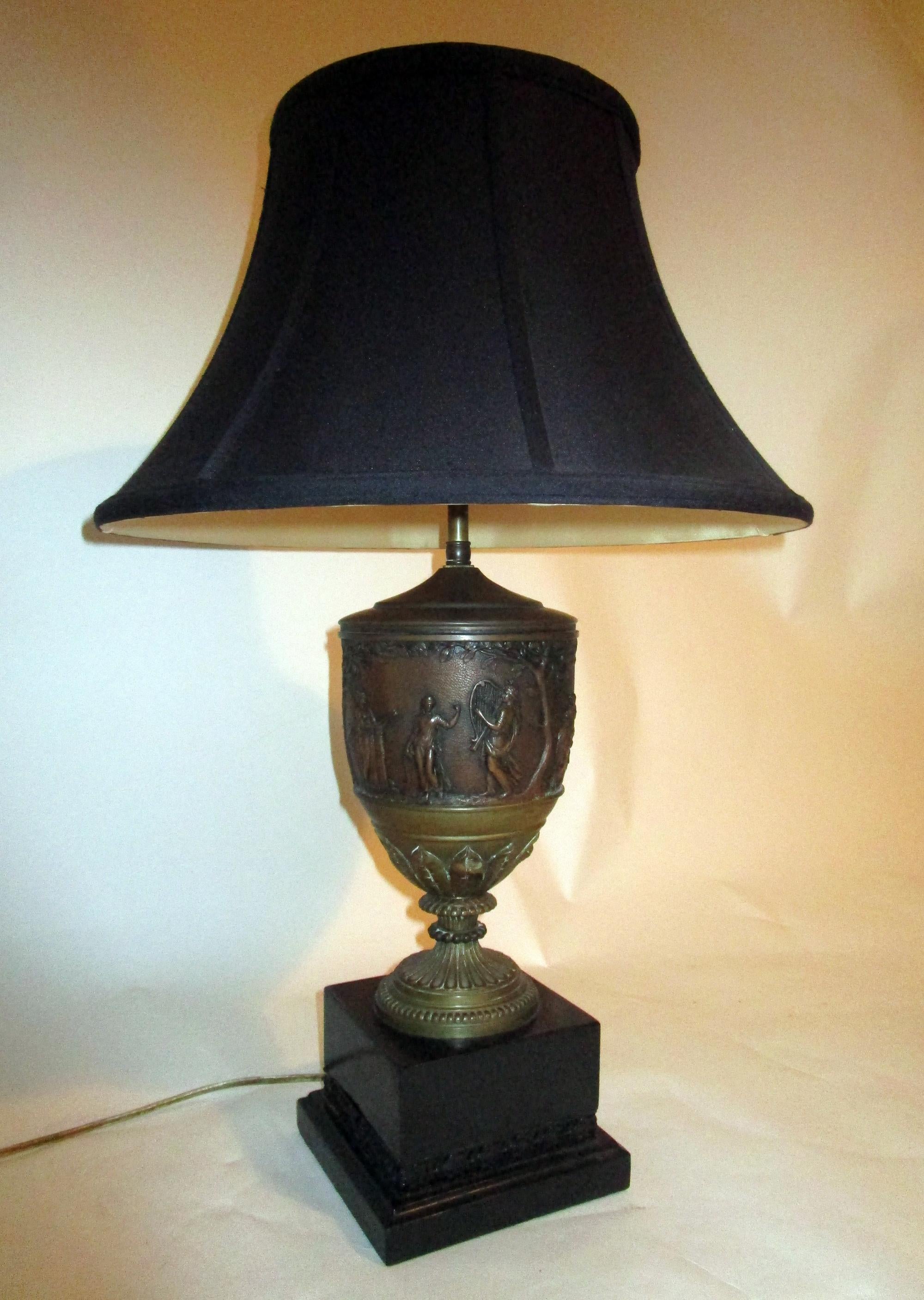 19th century French Neo-Greek Style Patinated Brass and Onyx Lamp For Sale 6