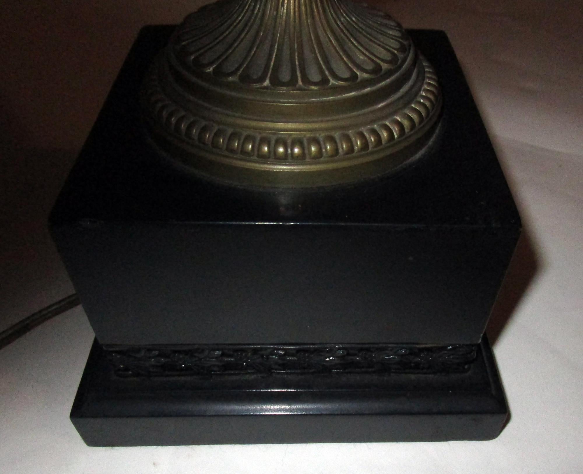 Néoclassique Lampe de style néo-grec français du XIXe siècle en laiton patiné et onyx en vente