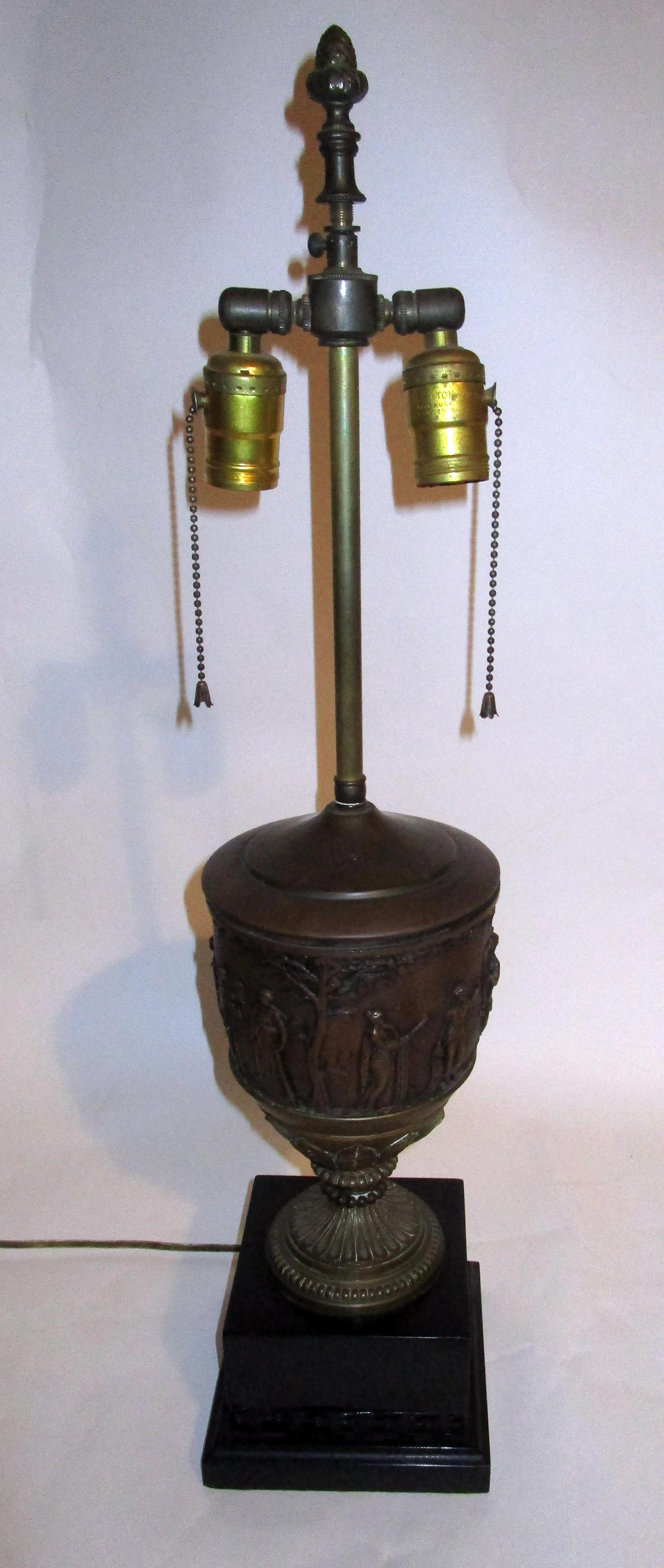 19th century French Neo-Greek Style Patinated Brass and Onyx Lamp For Sale 1