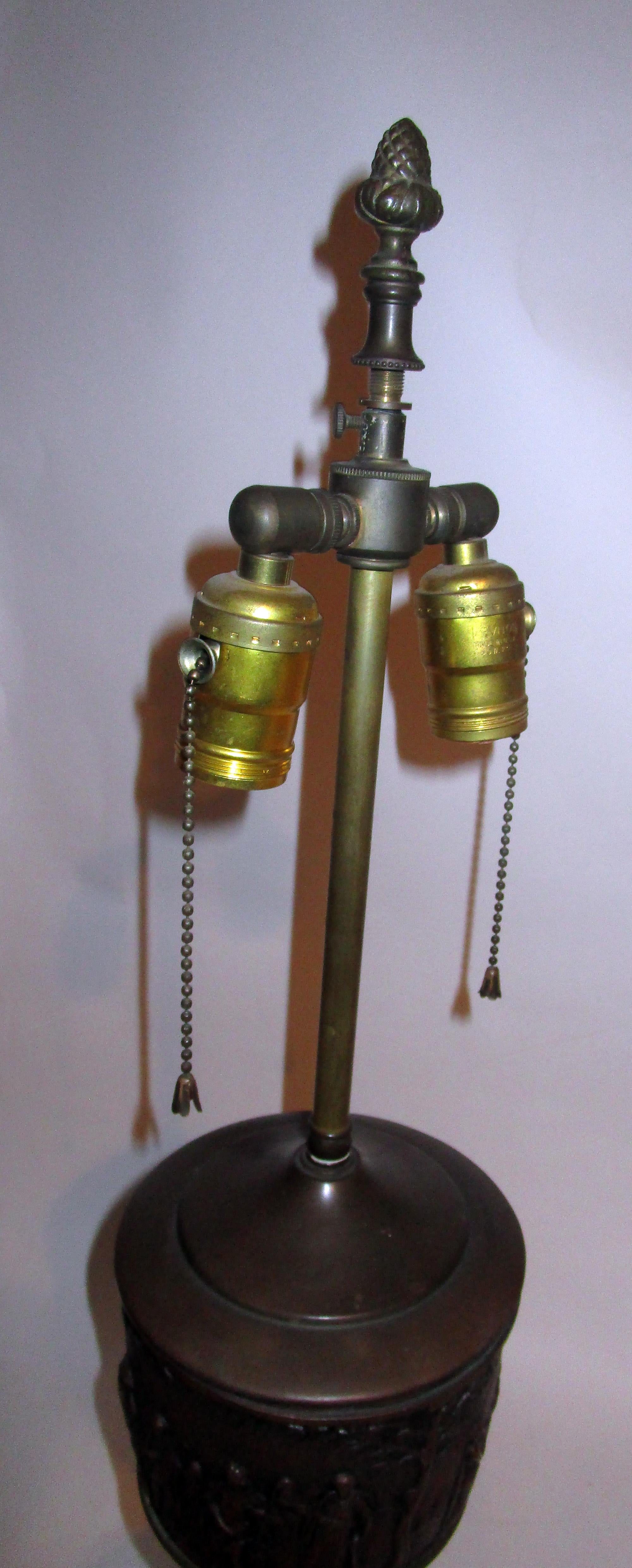 19th century French Neo-Greek Style Patinated Brass and Onyx Lamp For Sale 3