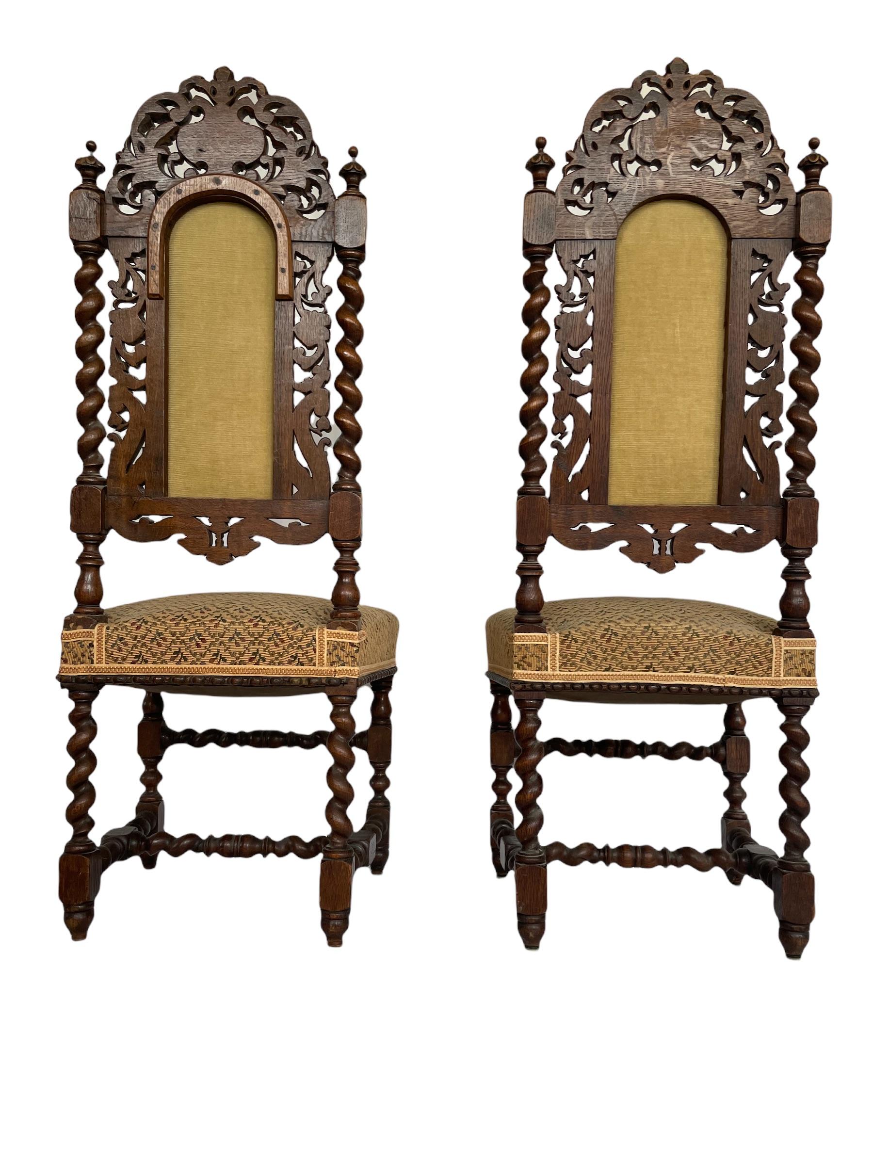 Belle paire de chaises de style Renaissance richement sculptées de la période française du 19e siècle.
