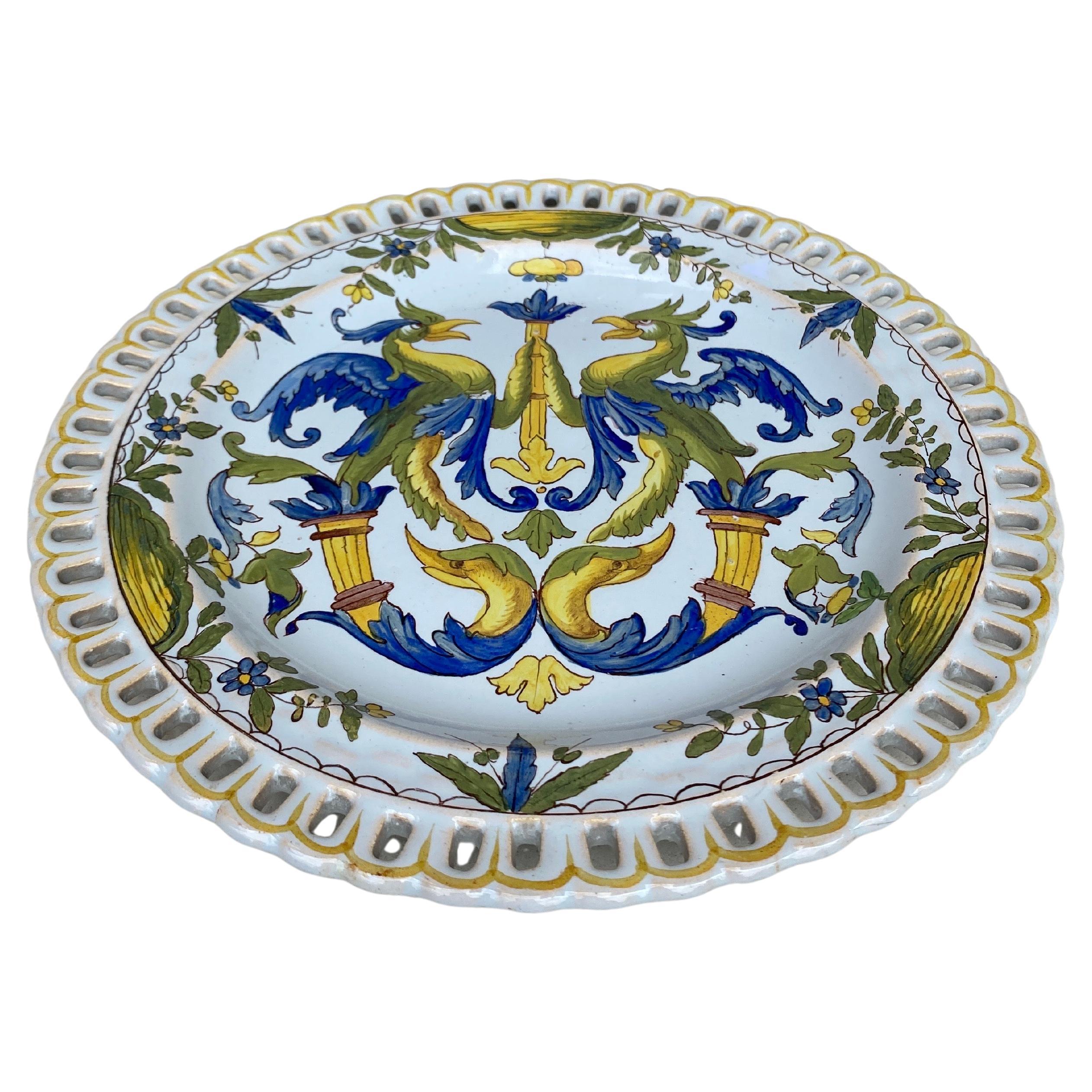 Assiette réticulée à griffons du XIXe siècle, de style néo-renaissance français.
 