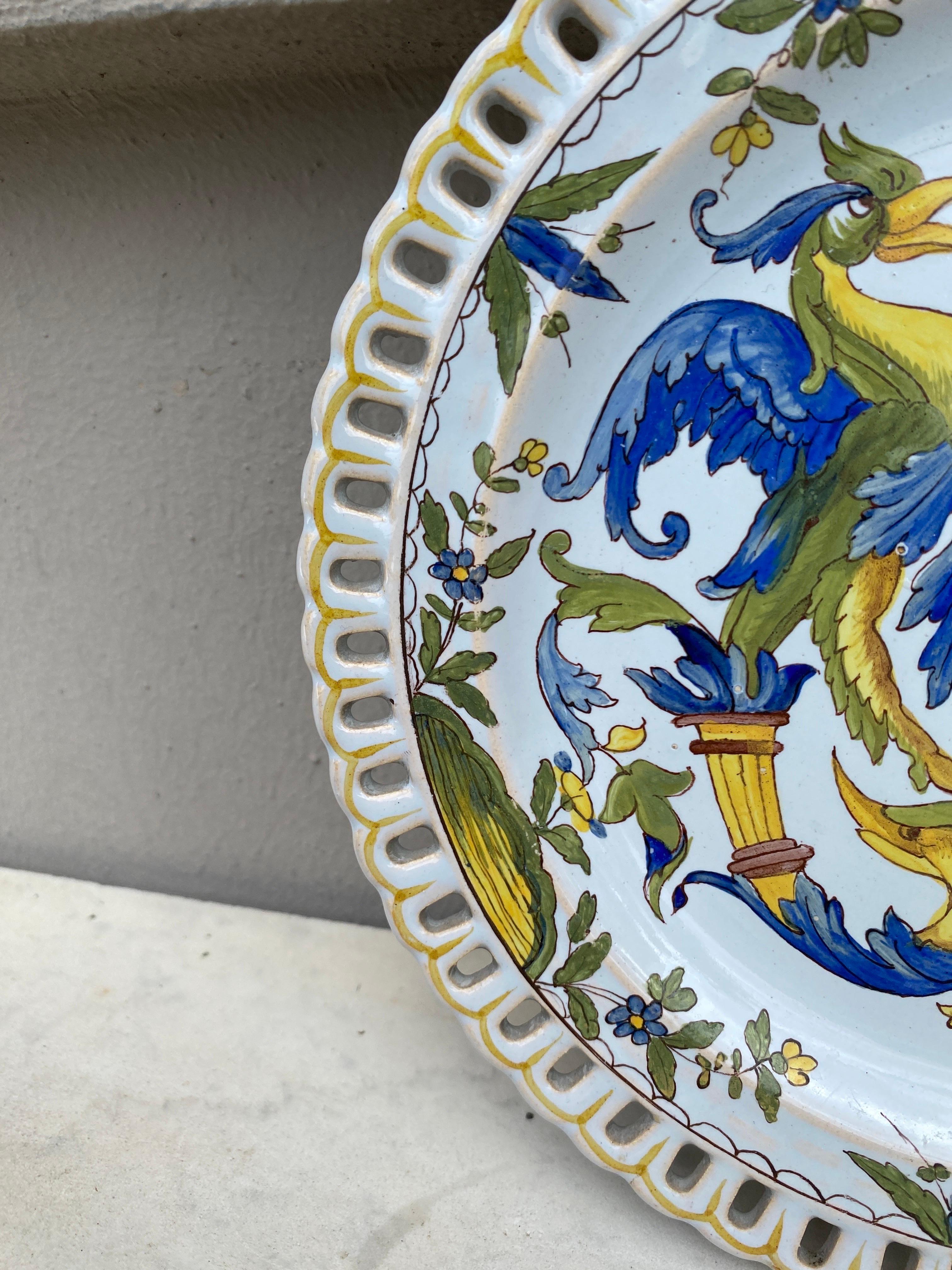 Néo-Renaissance Assiette réticulée Réticulée Griffins de la Renaissance française du 19ème siècle en vente