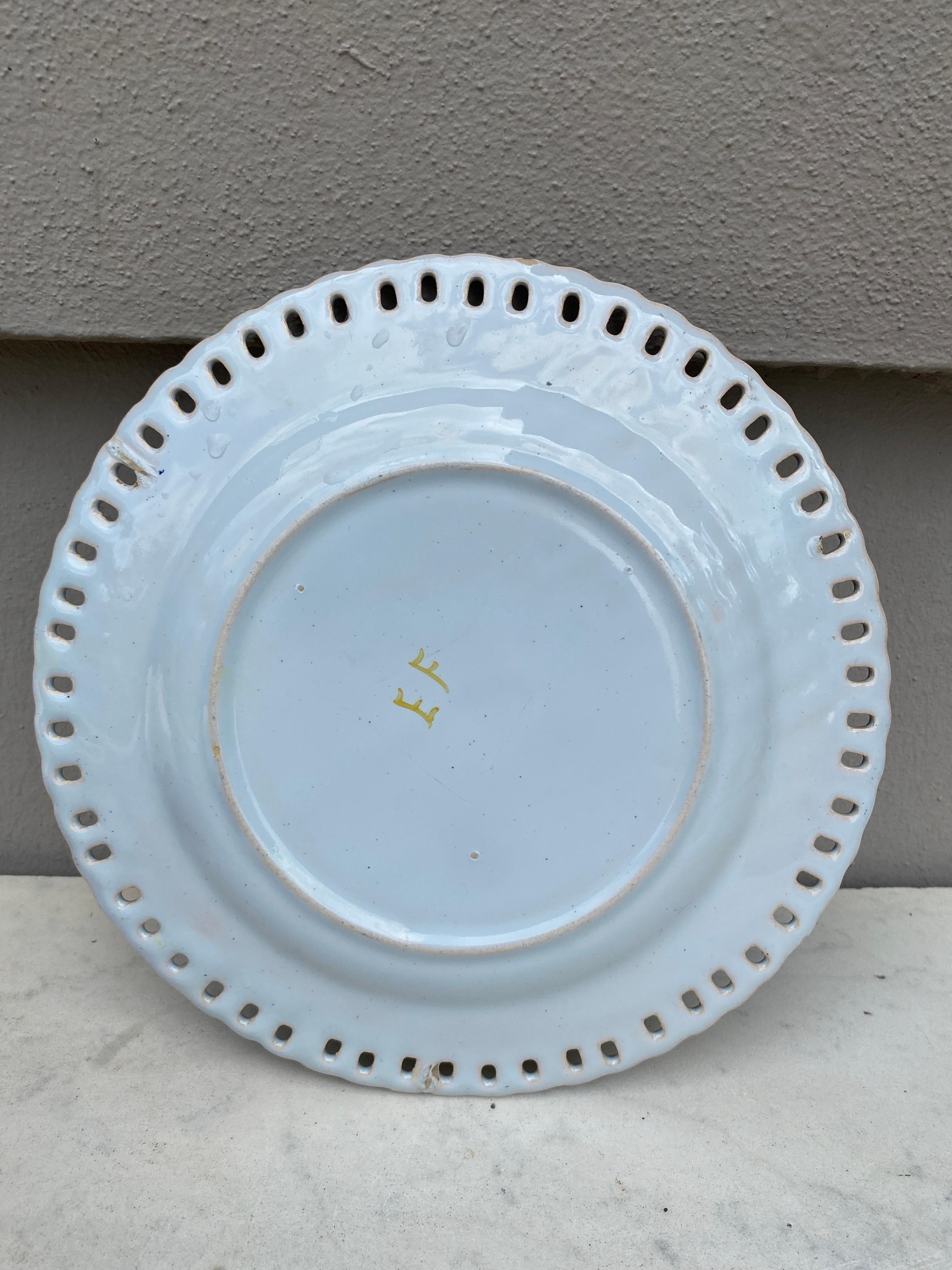 Français Assiette réticulée Réticulée Griffins de la Renaissance française du 19ème siècle en vente