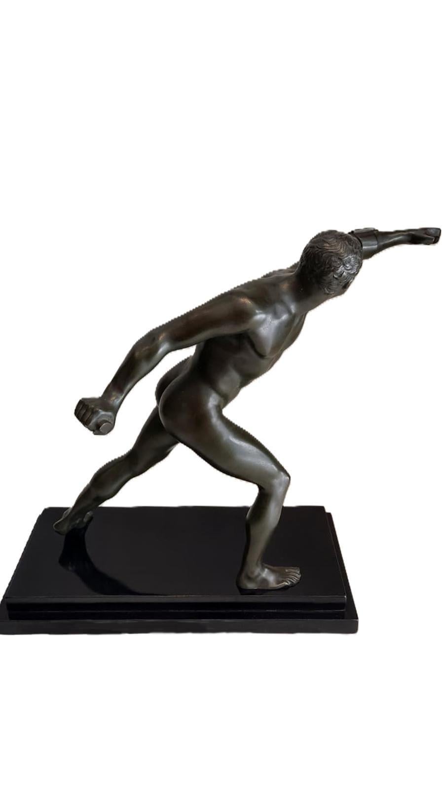 Il braccio protetto da un bracciale in metallo enfatizza la natura combattiva della figura, mentre la base rettangolare nera lucida
fornisce un contrasto sobrio che esalta il bronzo del pezzo.
L'iconografia del Gladiatore Borghese ebbe un enorme