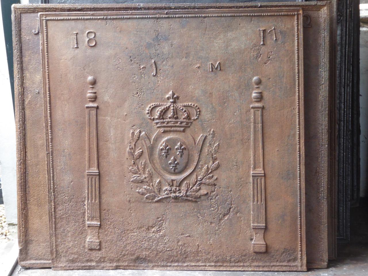 19th century French neoclassical fireback with two pillars of freedom and the arms of France. The date of production 1811 is also cast in the fireback. The pillars of freedom stand for one of the three values of the French Revolution. Whereas the