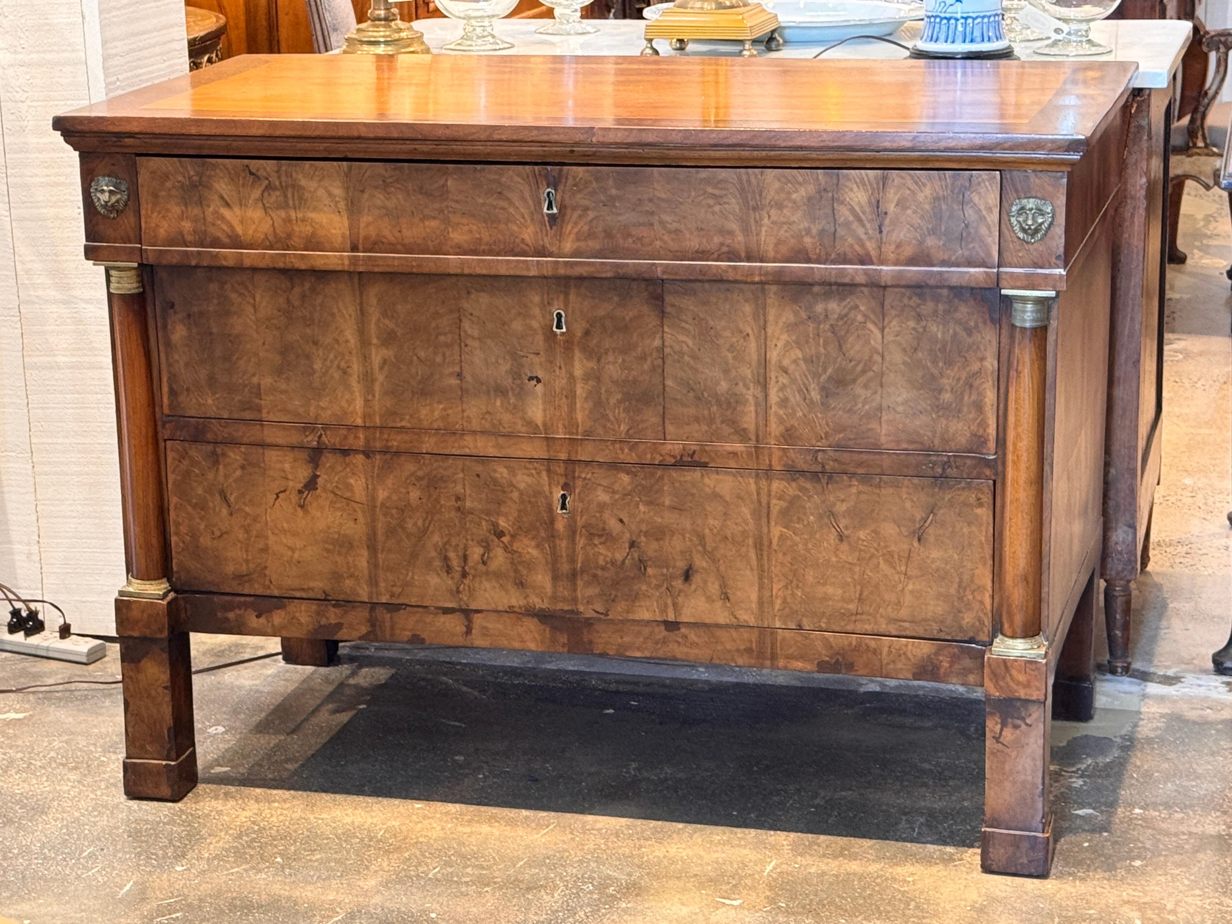 Pregevole cassettiera neoclassica francese del XIX secolo, impiallacciata in noce con montature in bronzo dorato. La cassa presenta tre cassetti pieni sotto uno stretto cassetto a fregio, fiancheggiato da colonne impegnate sormontate da collari in