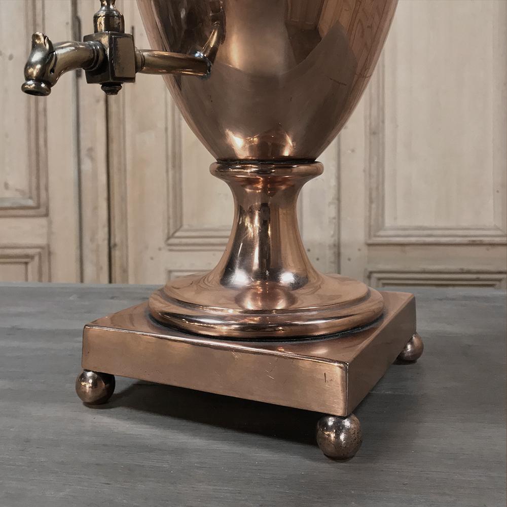 Francese Server da tè o urna da caffè neoclassico francese del XIX secolo in rame e ottone in vendita