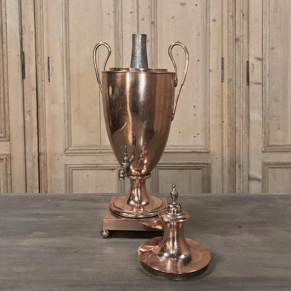 Ottone Server da tè o urna da caffè neoclassico francese del XIX secolo in rame e ottone in vendita