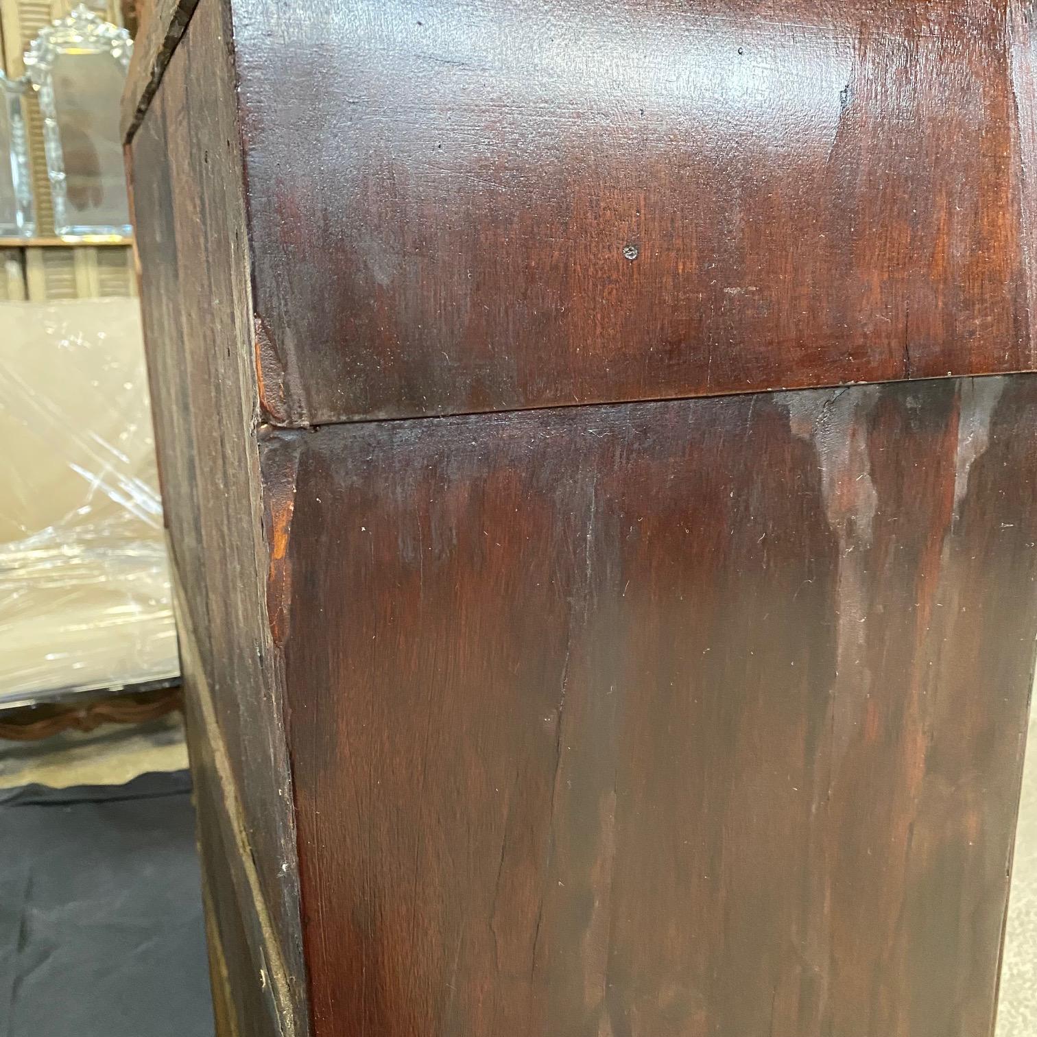 Cassapanca per lingerie neoclassica francese del XIX secolo in bronzo e mogano In condizioni buone in vendita a Hopewell, NJ